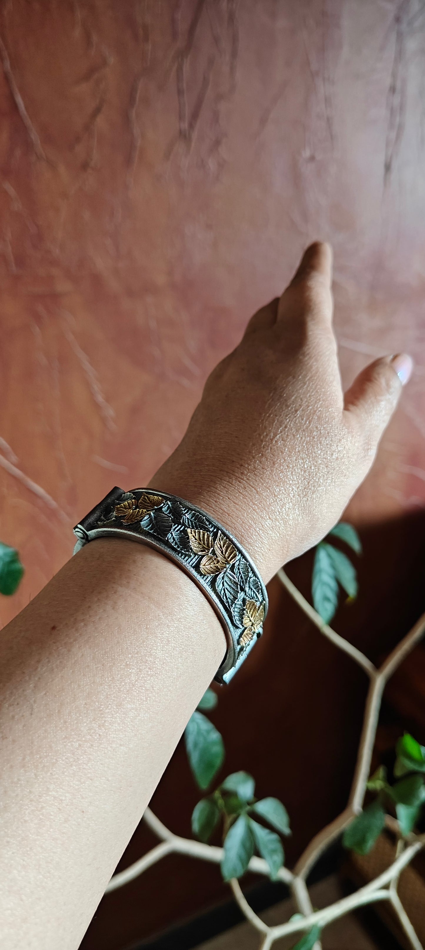 Dual tone kara with engraved raised leaves