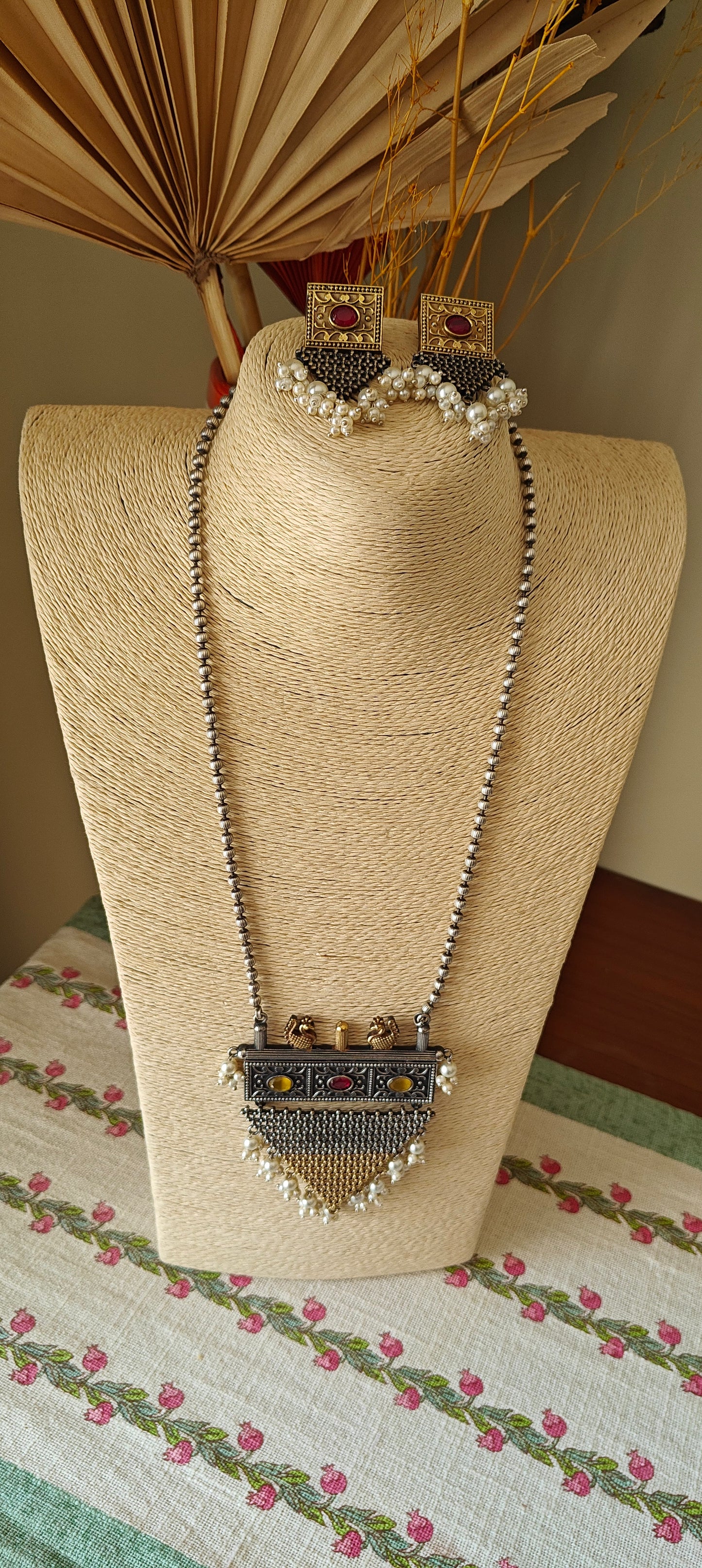 Dual tone set with beads chain and red/ pink stones