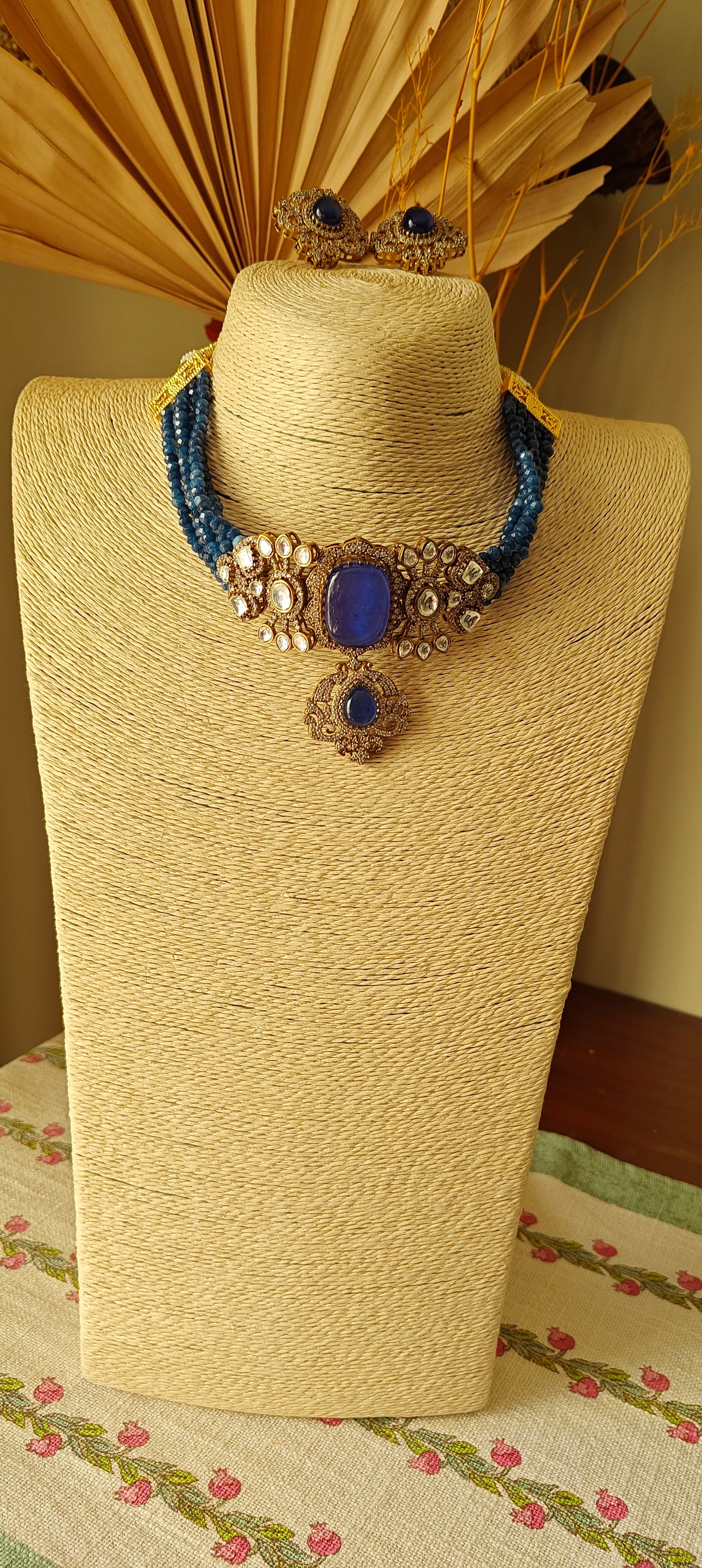 Lochan chocker with blue stones and moissanite