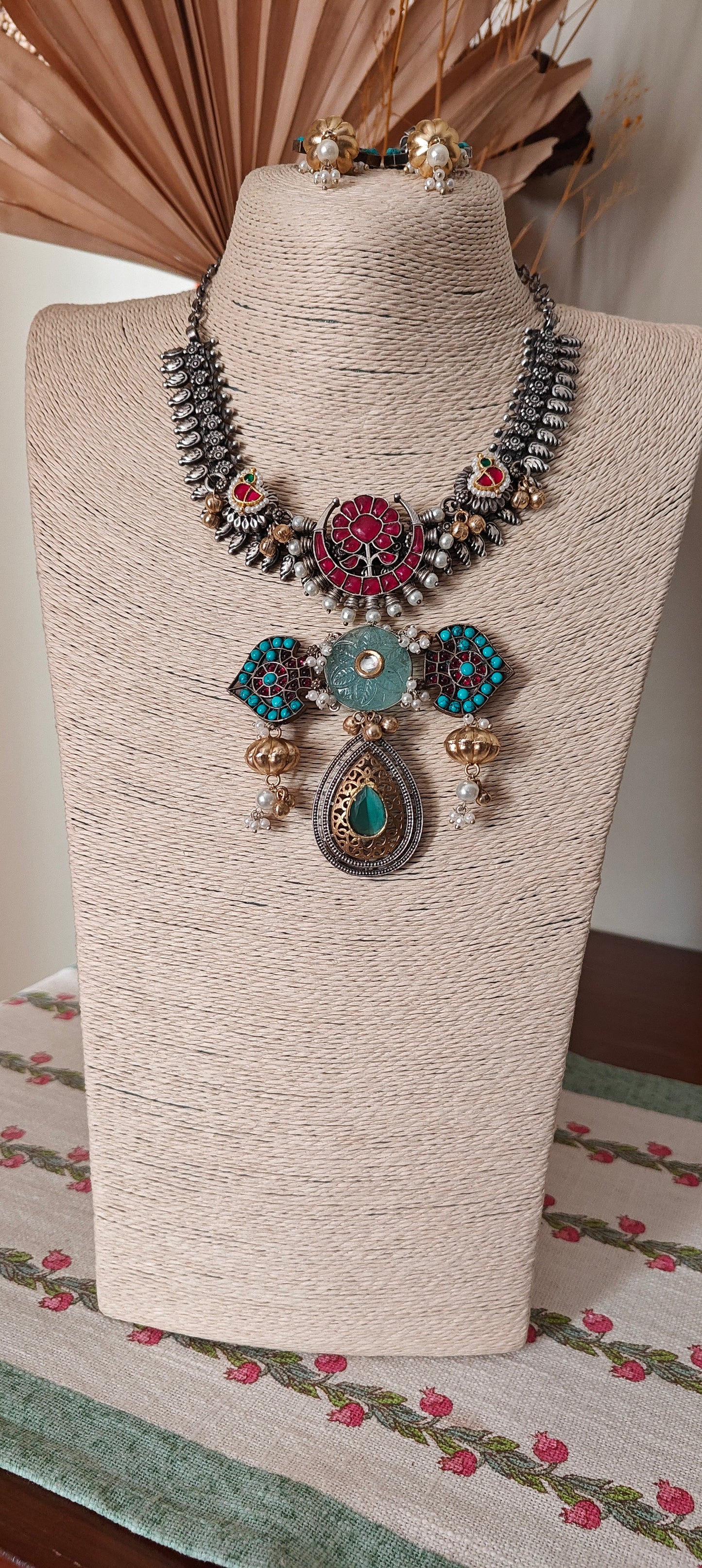 Chitrali elaborate necklace with kemp stones