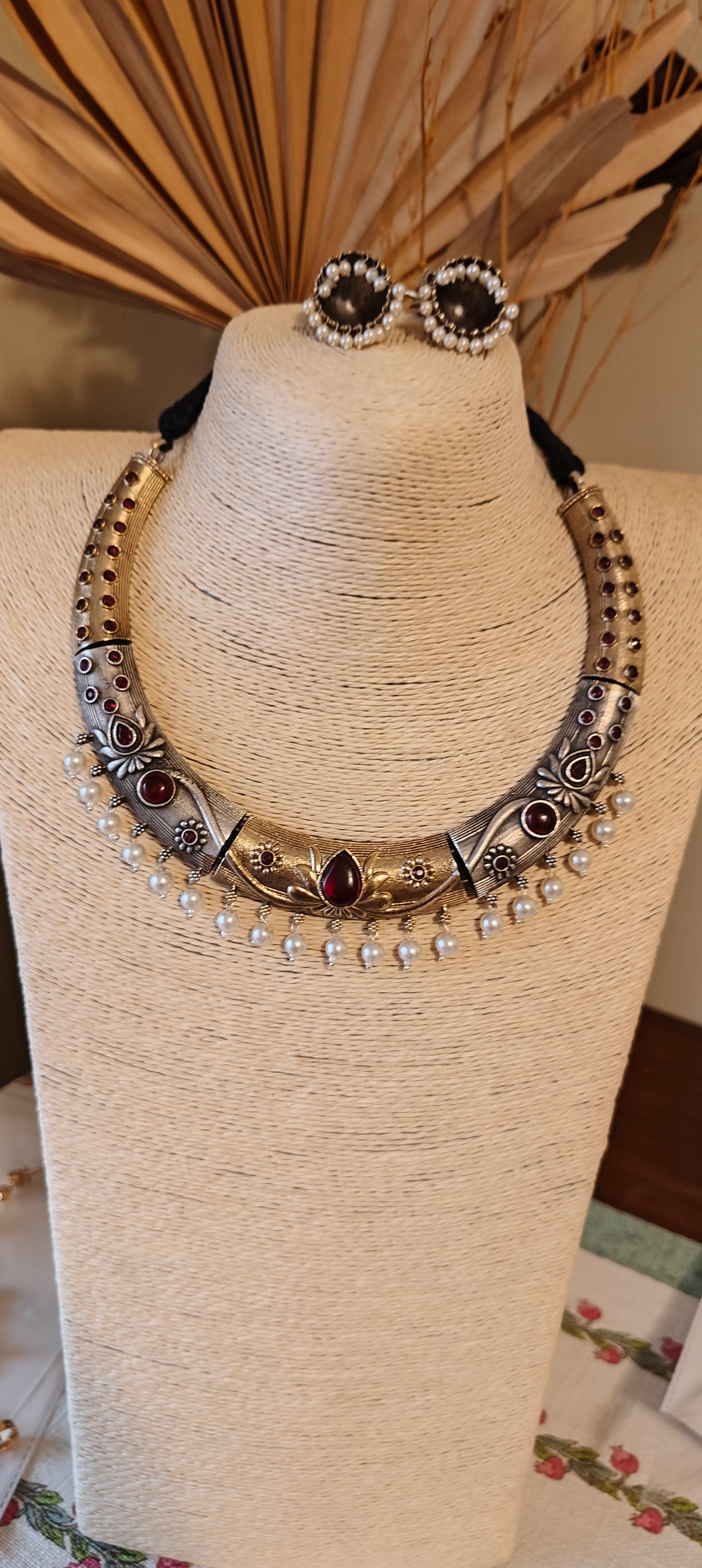 Dual tone hastli set with carving and stones