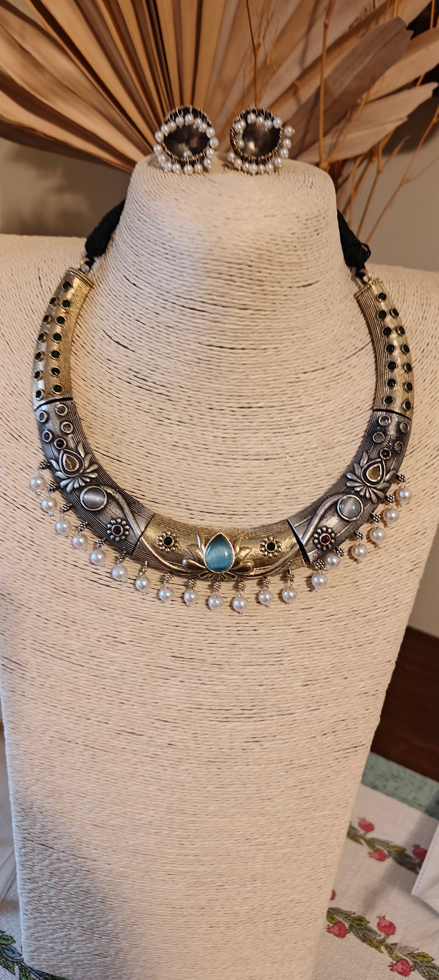 Dual tone hastli set with carving and stones