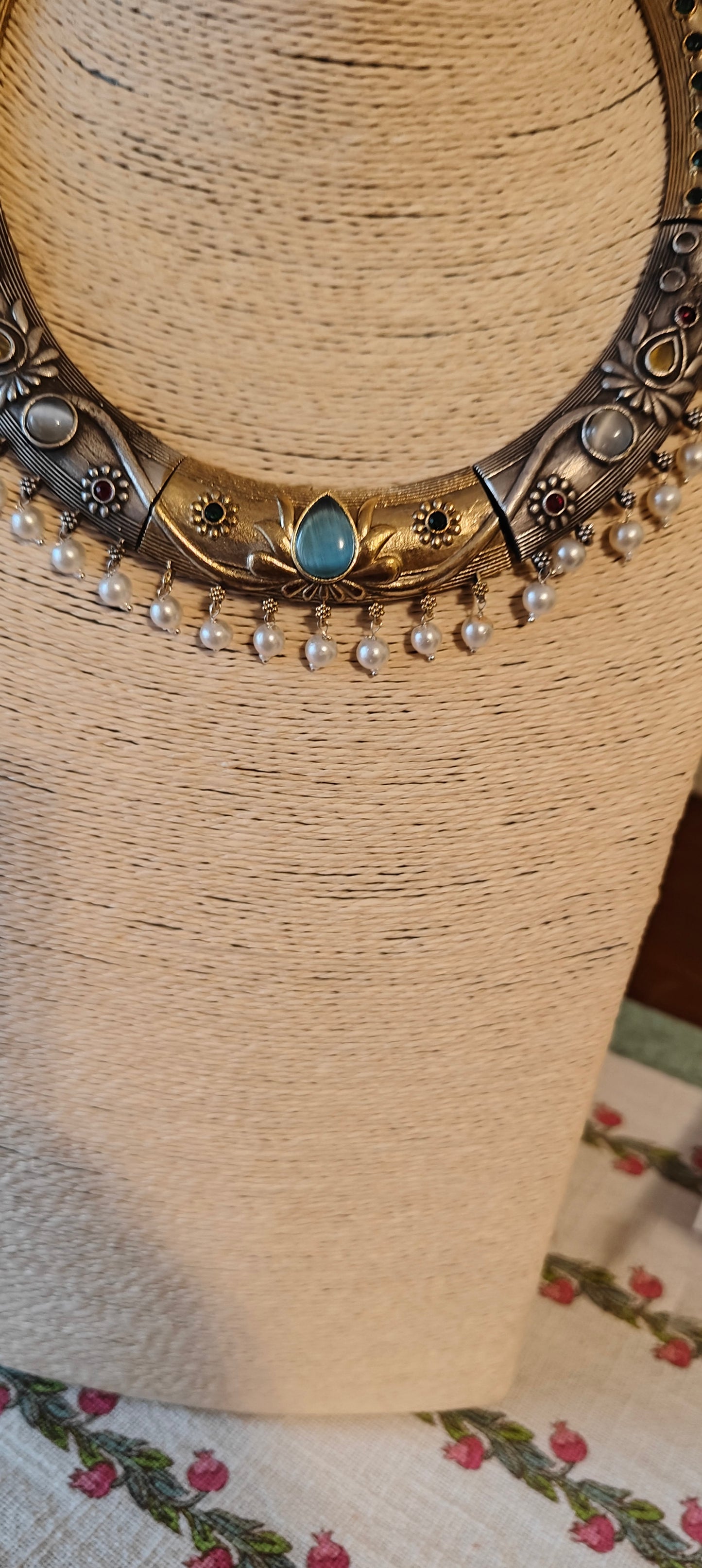 Dual tone hastli set with carving and stones