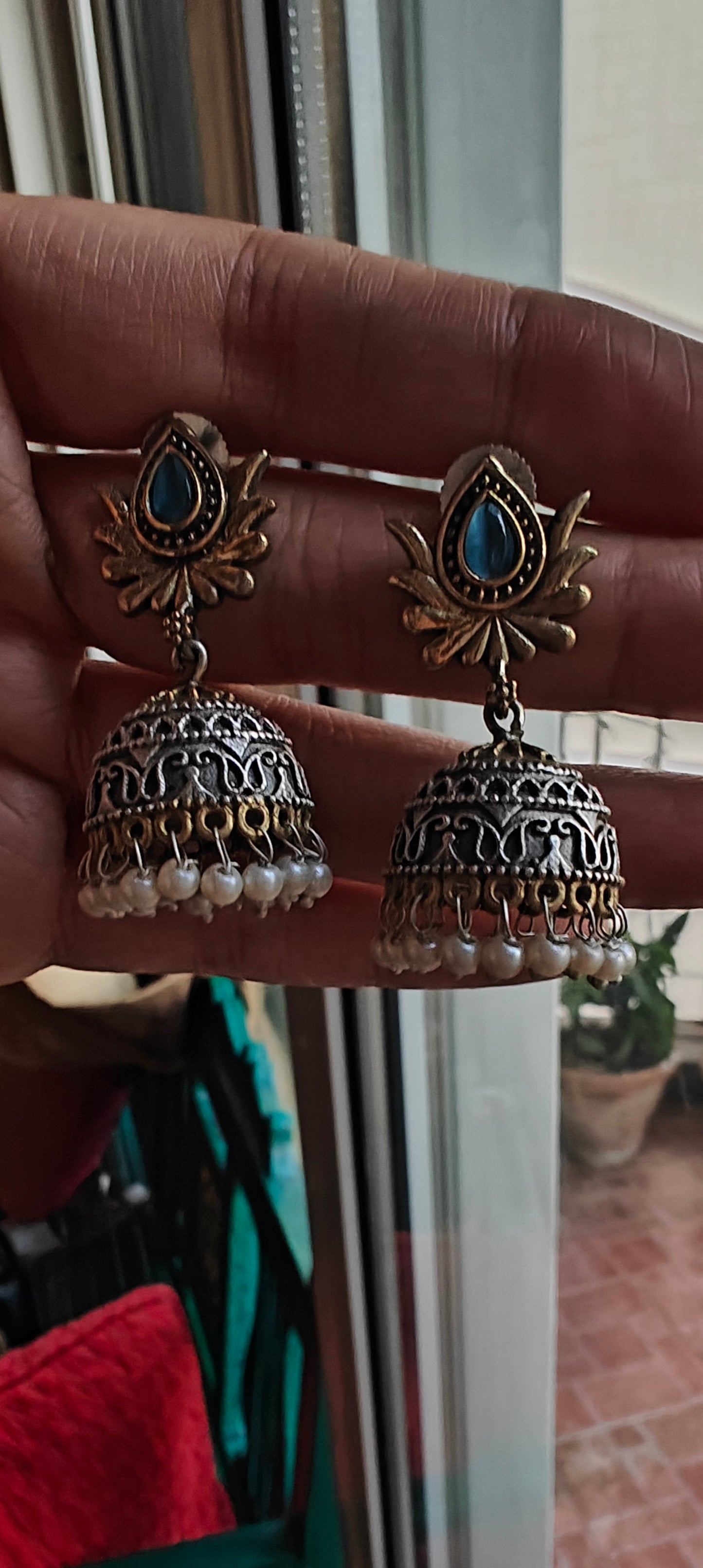 Dual tone hastli set with carving and stones