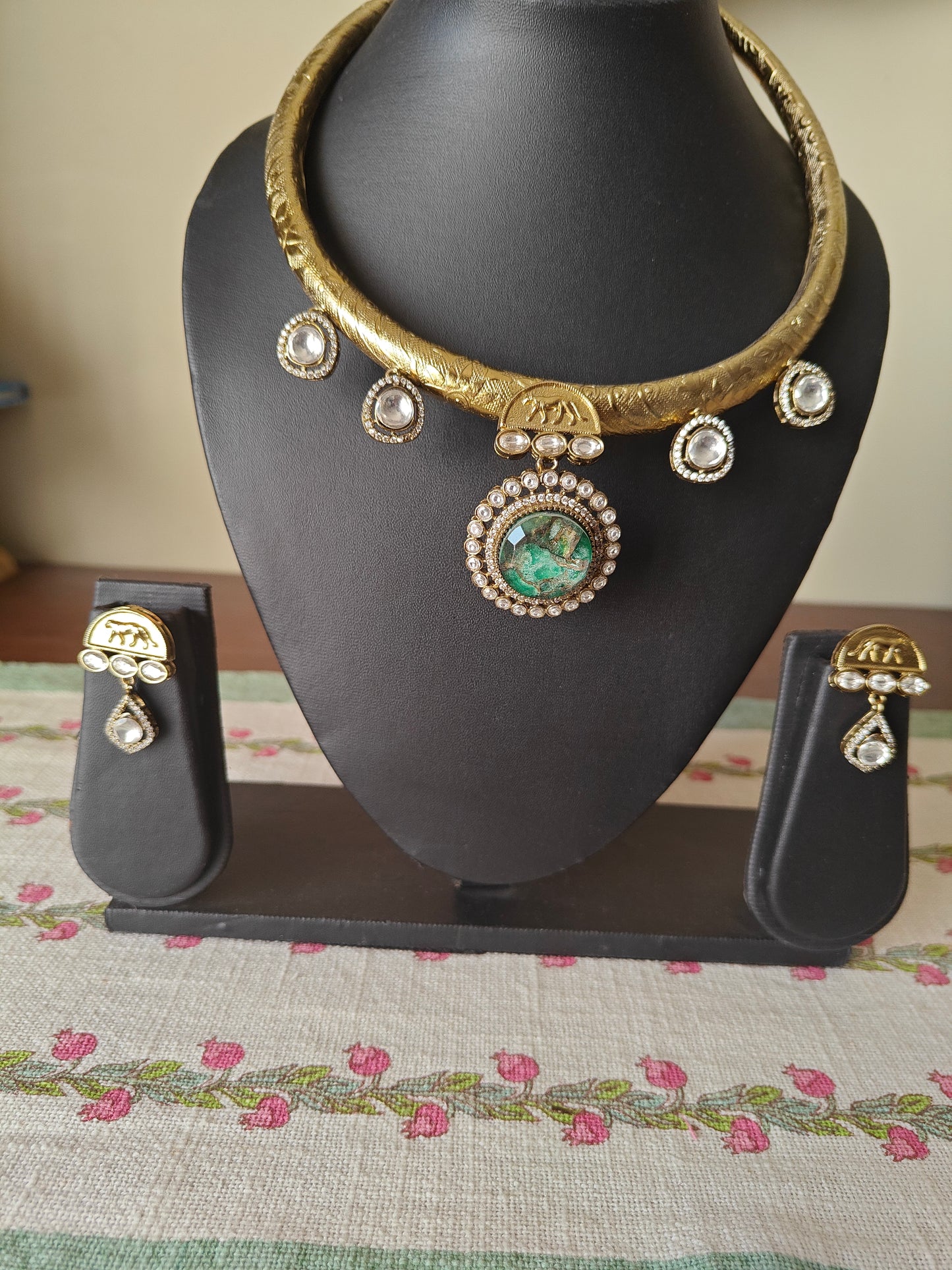 Chitra thick hasli with mystic stone and lion motif