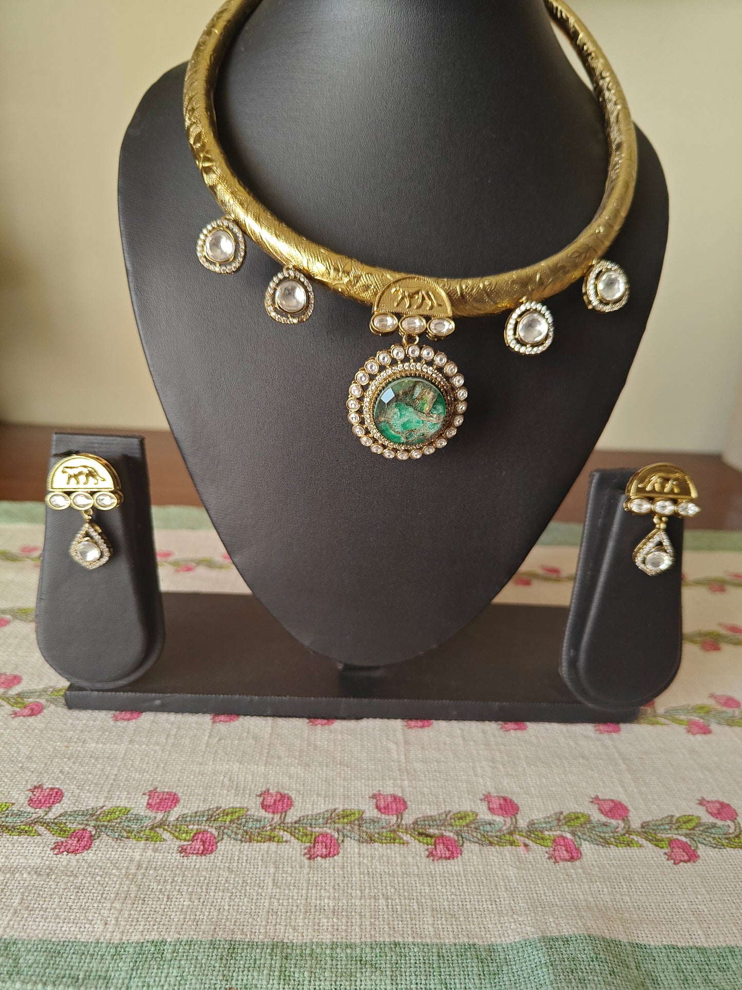 Chitra thick hasli with mystic stone and lion motif