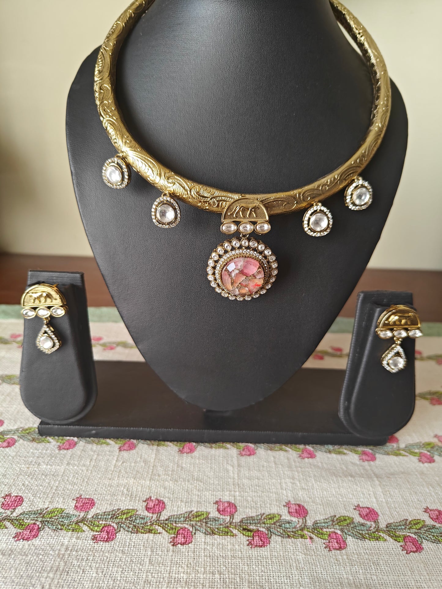 Chitra thick hasli with mystic stone and lion motif