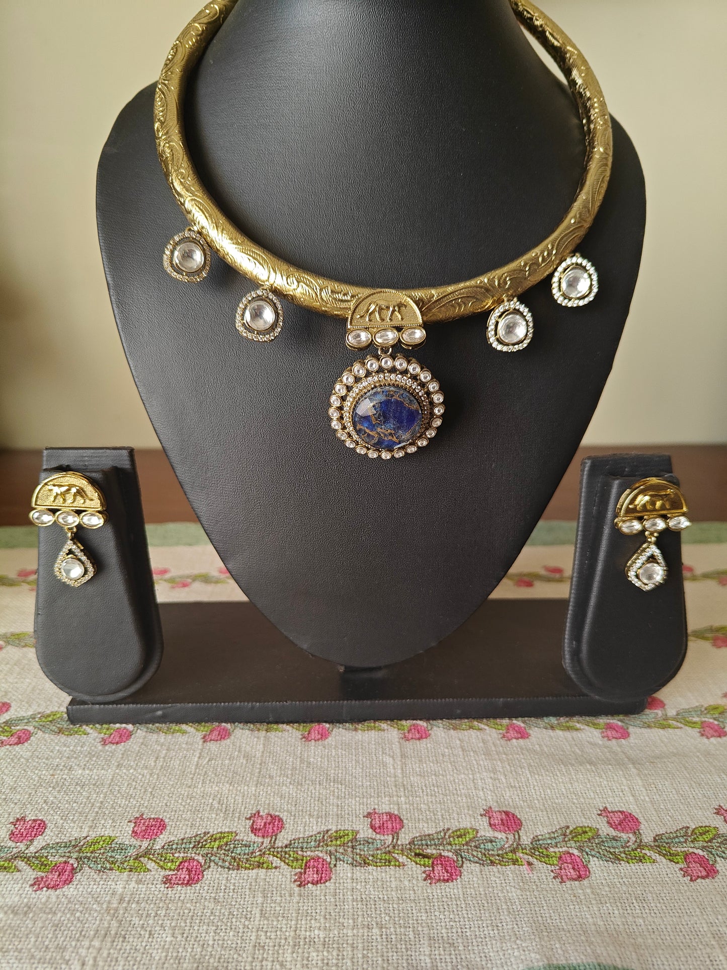 Chitra thick hasli with mystic stone and lion motif