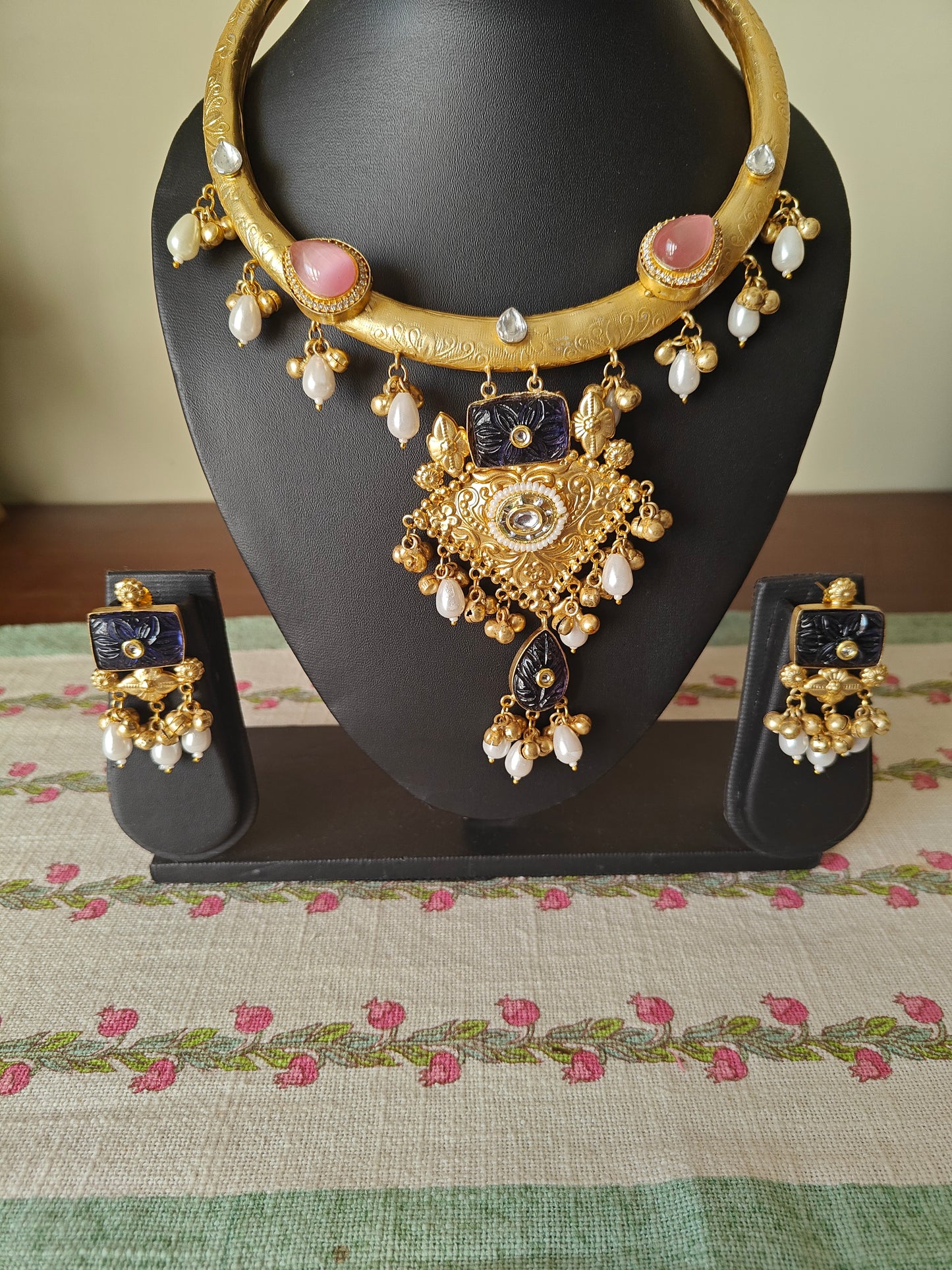 Bhavya hasli with stones and kundan