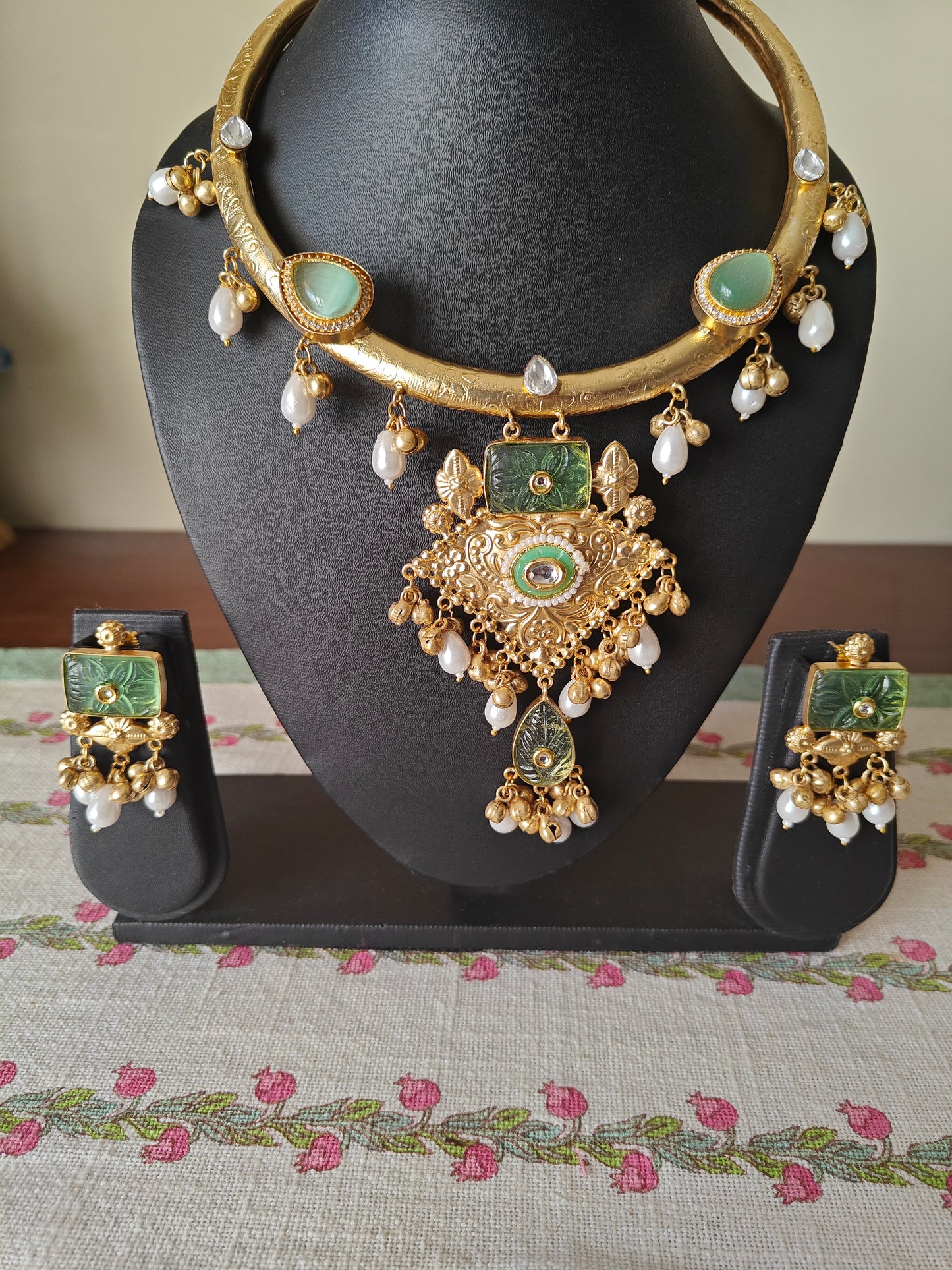 Bhavya hasli with stones and kundan