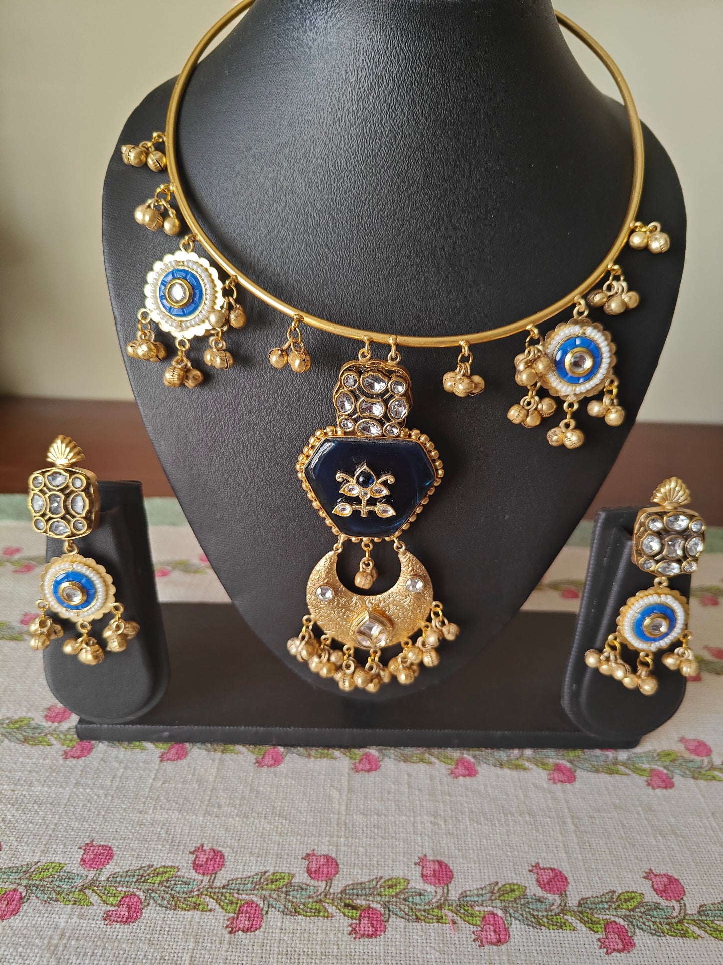 Chandrani pipe hastli with big stone pendant with kundan work