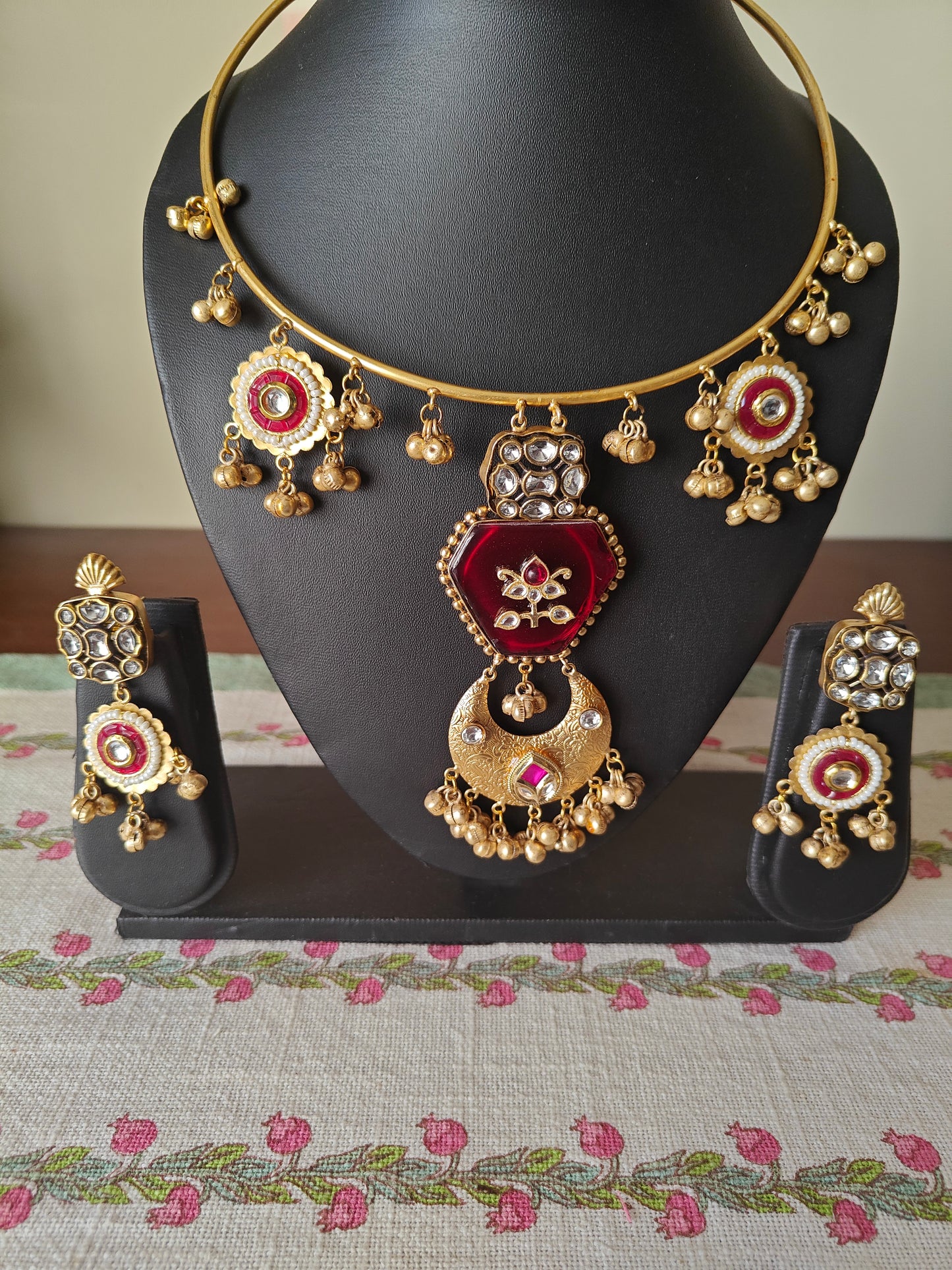 Chandrani pipe hastli with big stone pendant with kundan work