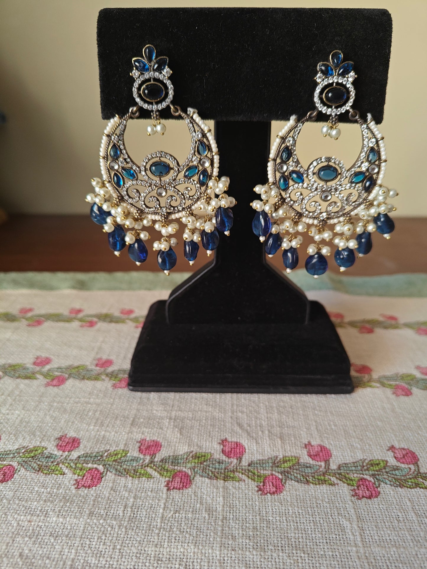 Moon style earrings with coloured stone hangings