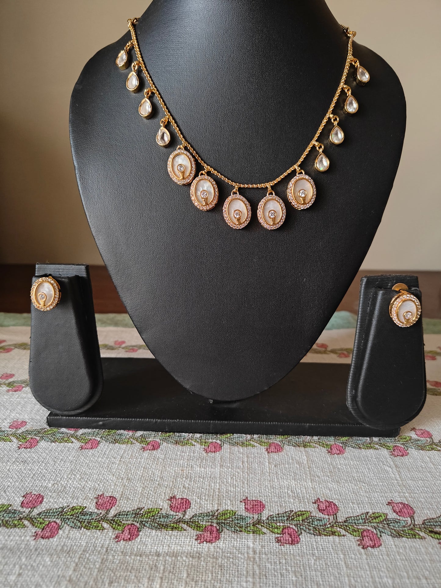 Dadhija set with mother of pearl and mossanite