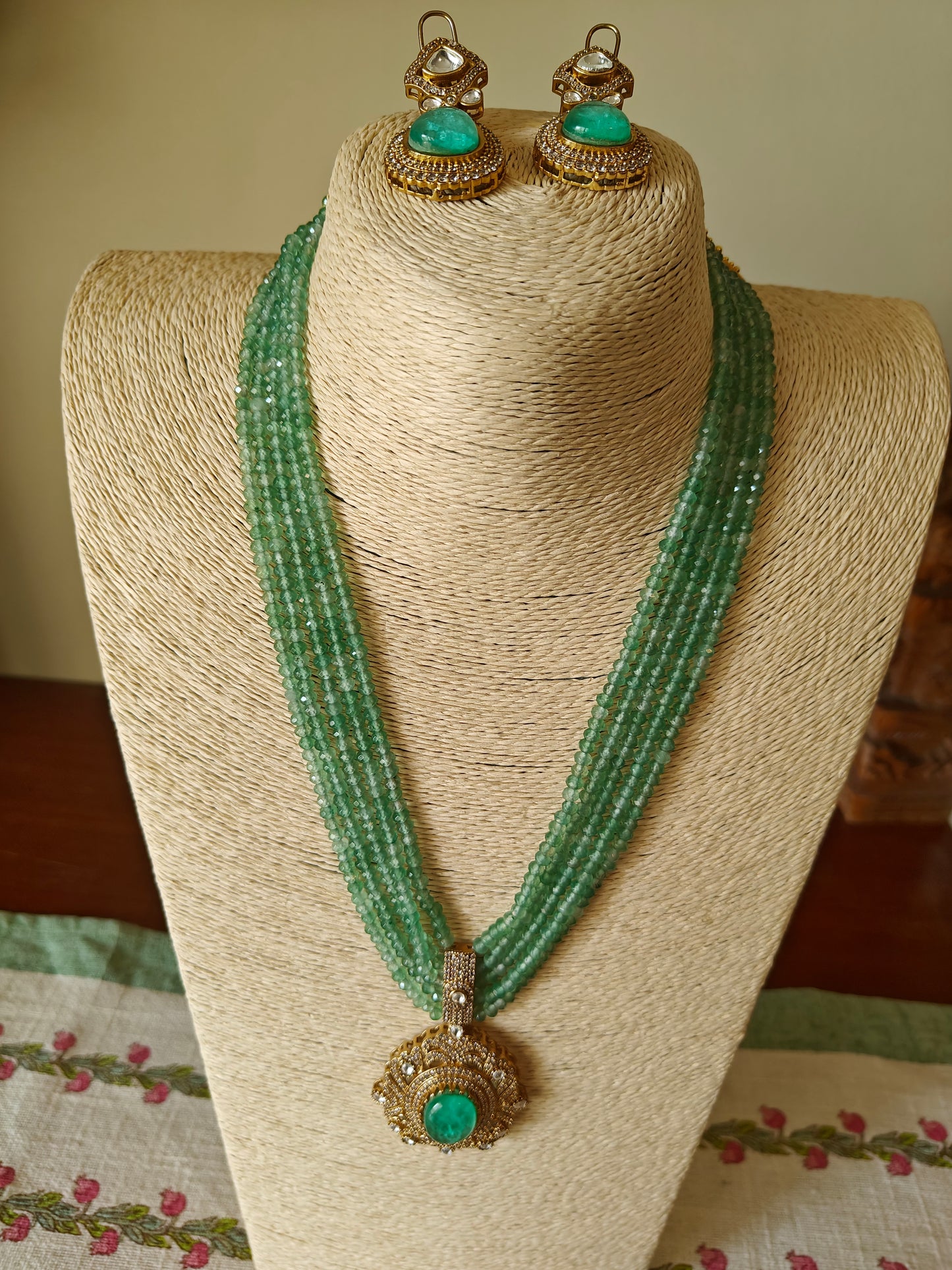 Omala set with five stone strings and a victorian design pendant