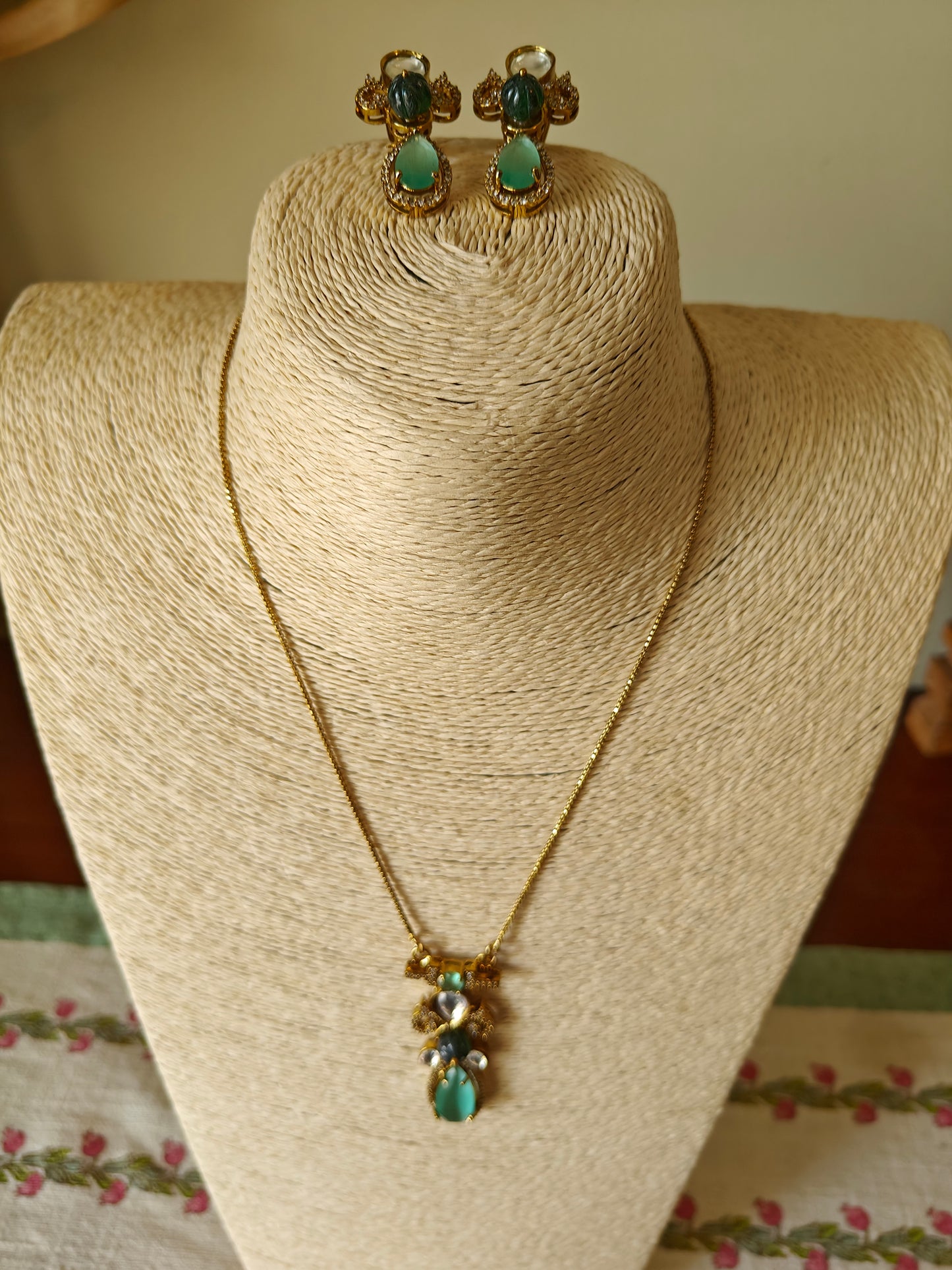 Bina set with stones and kundan on chain