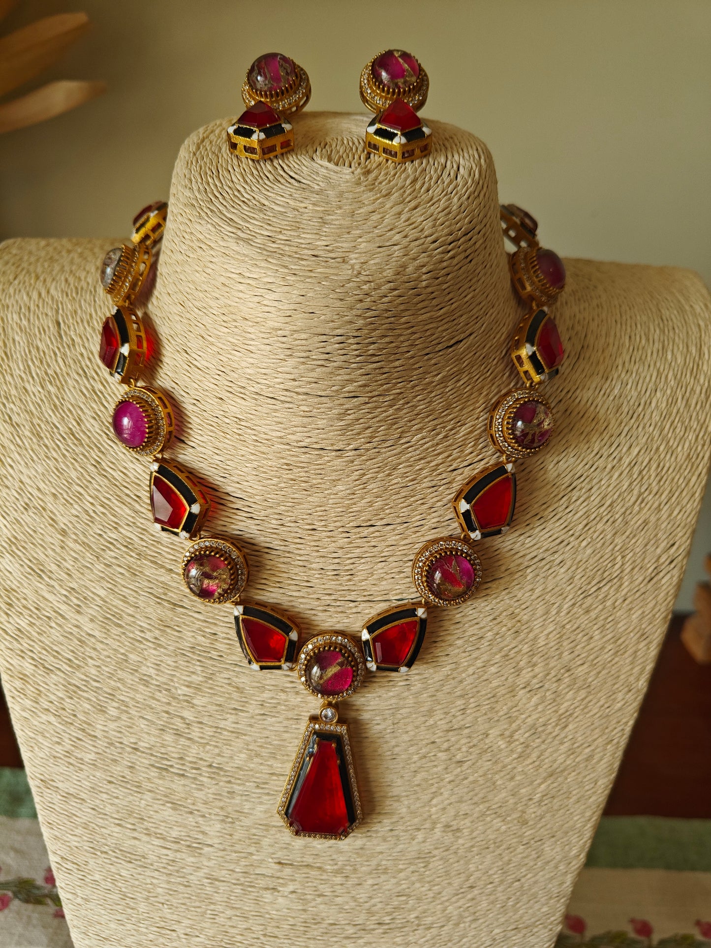 Hiya set with geometric design stones
