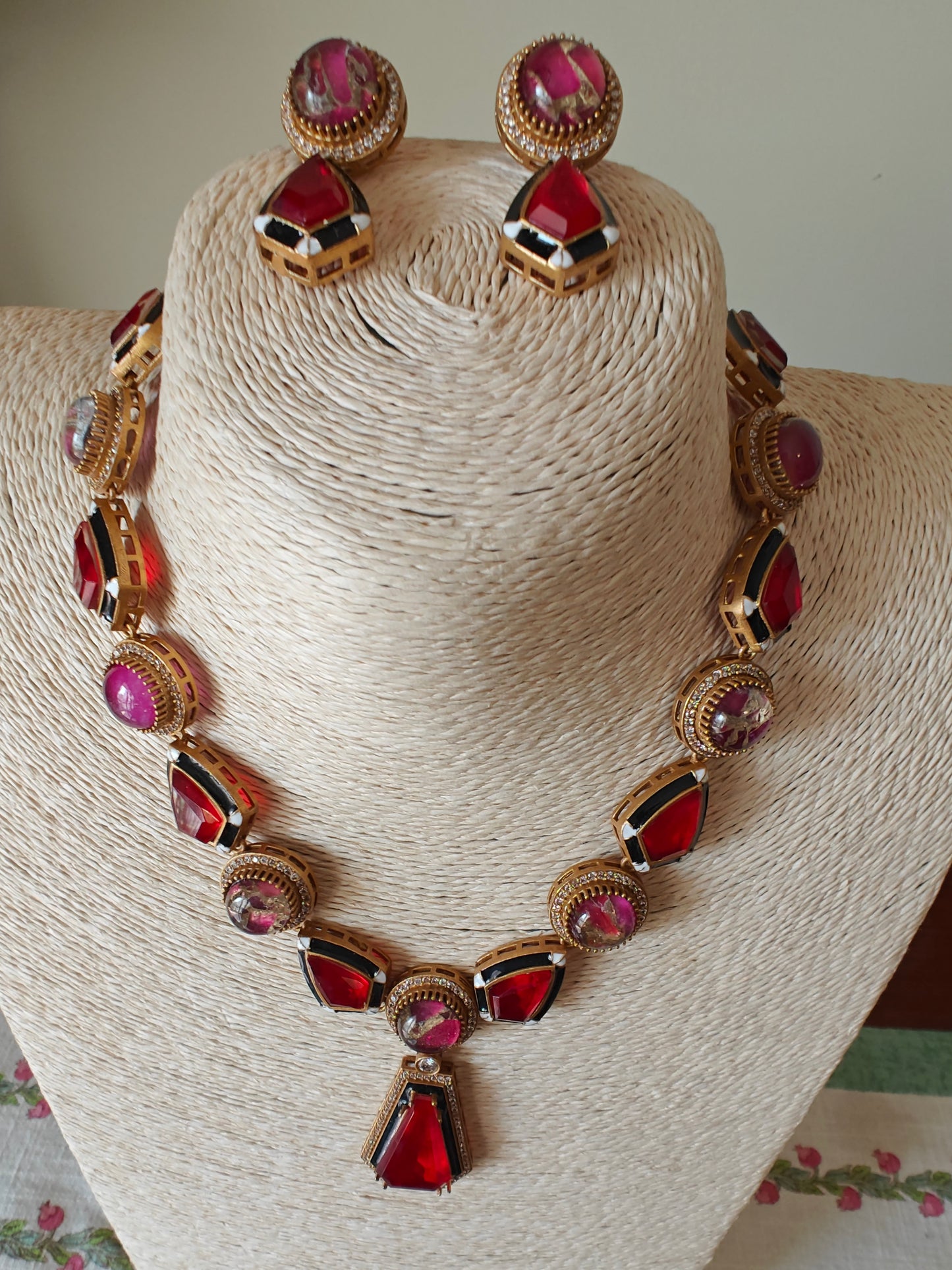 Hiya set with geometric design stones