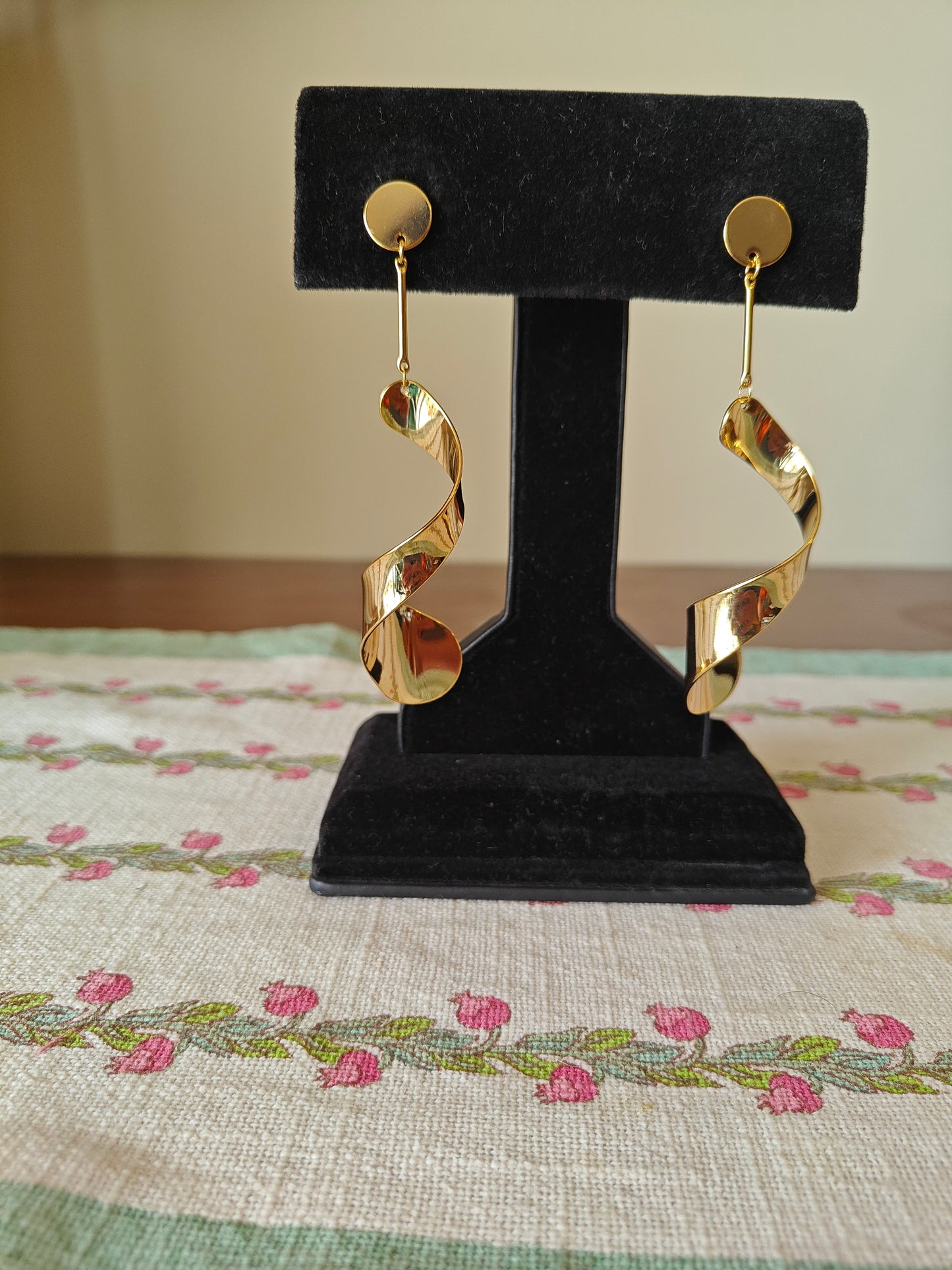 Gold spiral hanging earrings