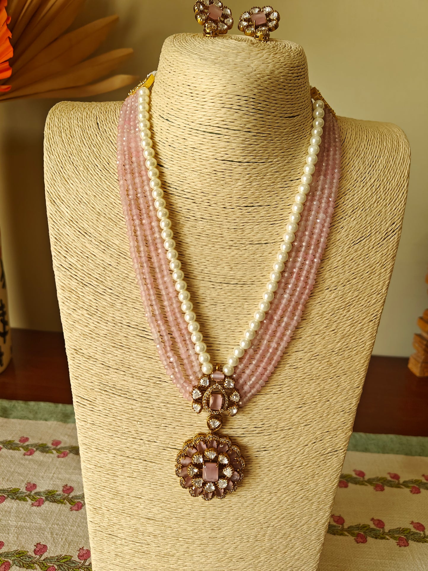 Naseen set with pearls and stone strings