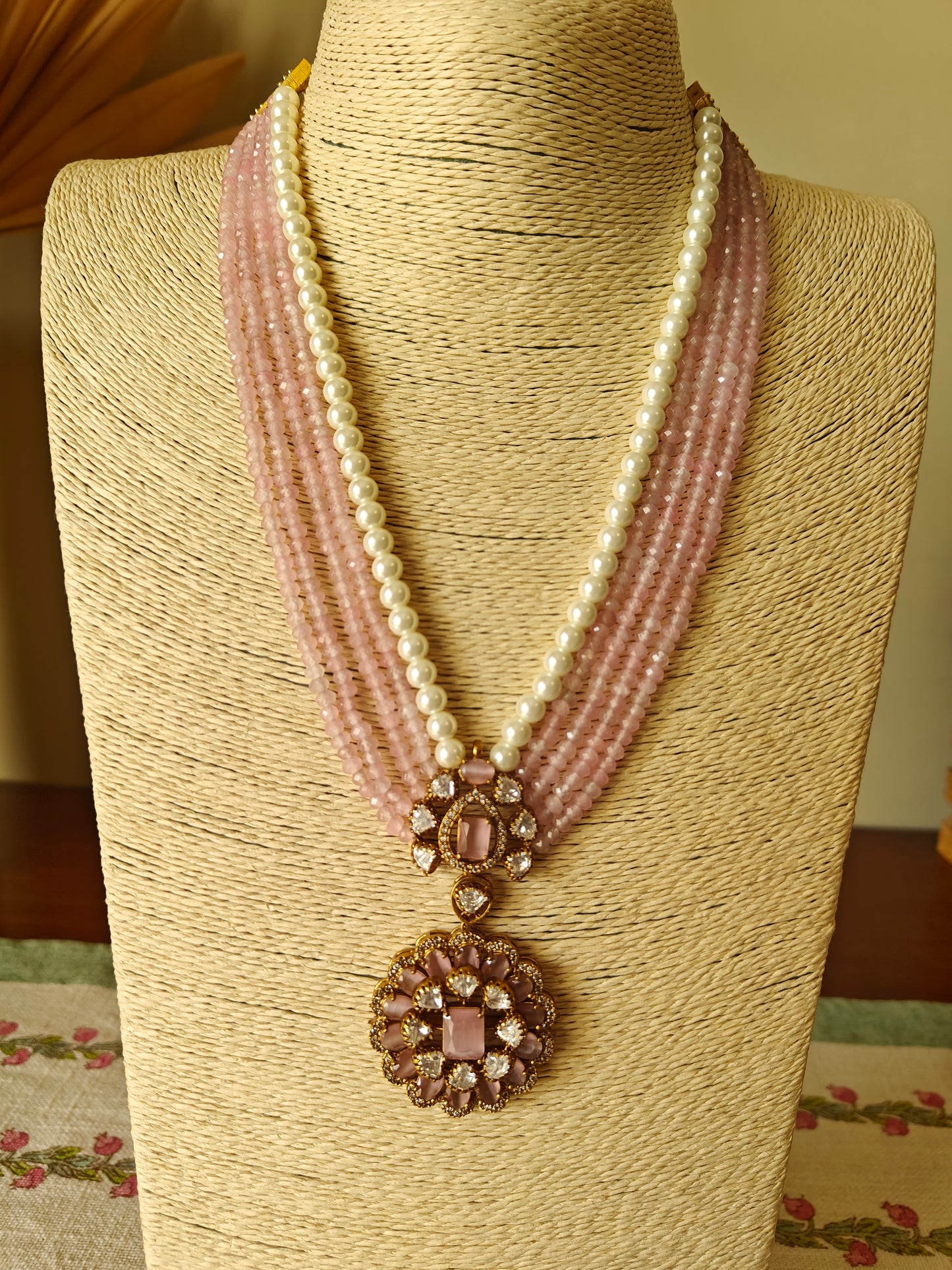 Naseen set with pearls and stone strings