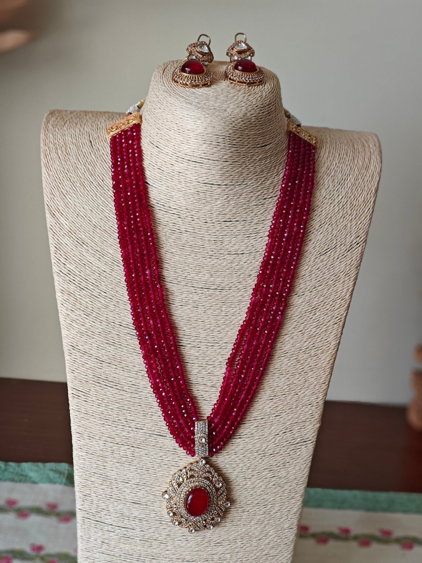 Omala set with five stone strings and a victorian design pendant
