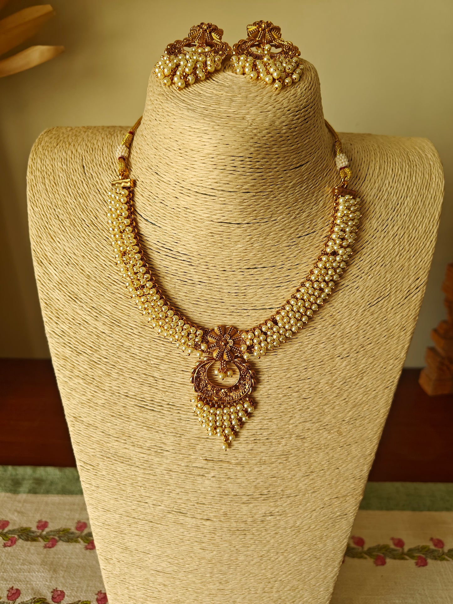 Ira set with pearls and gold