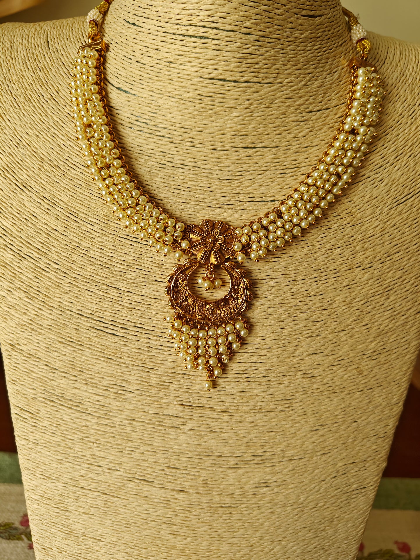 Ira set with pearls and gold