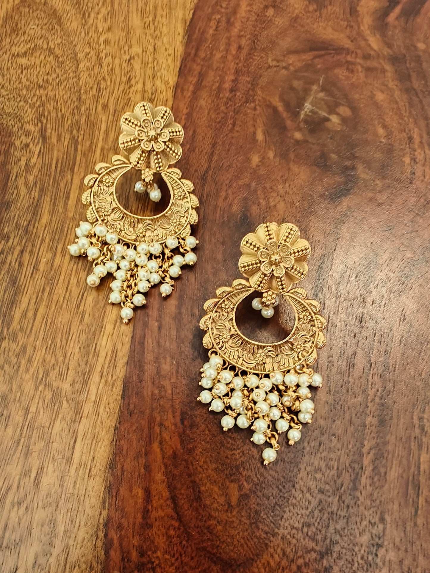 Ira set with pearls and gold