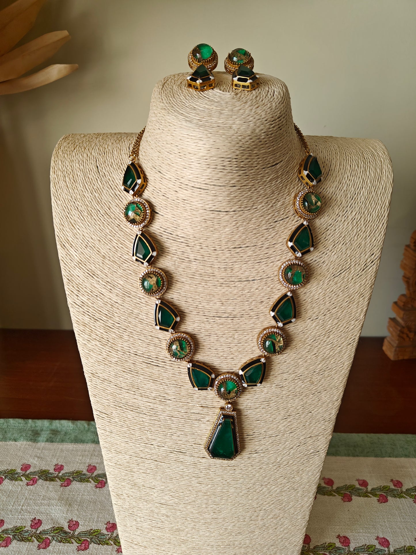 Hiya set with geometric design stones
