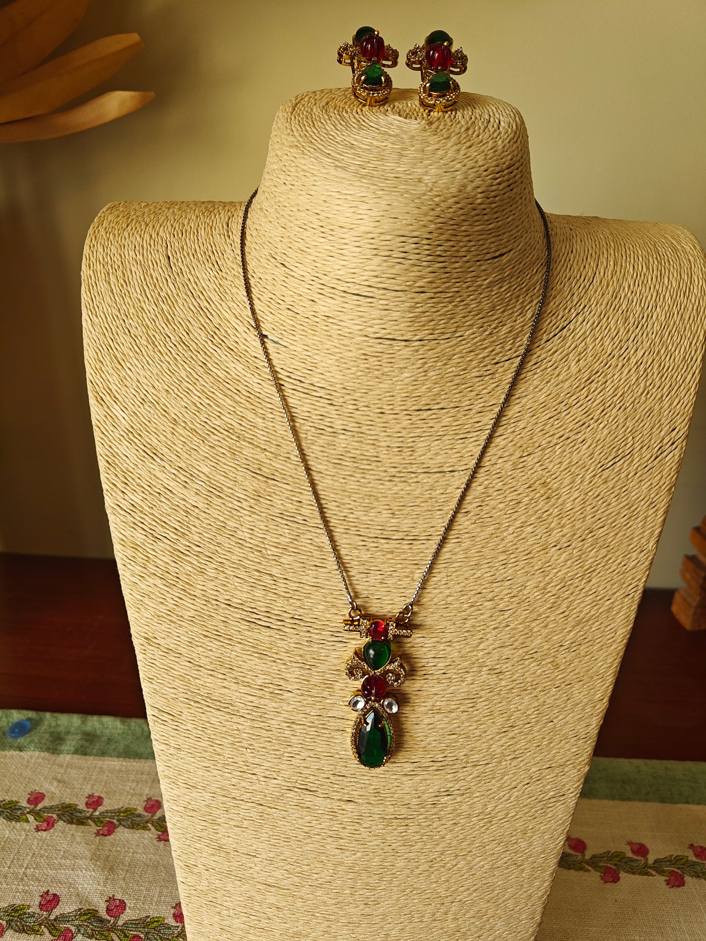 Bina set with stones and kundan on chain