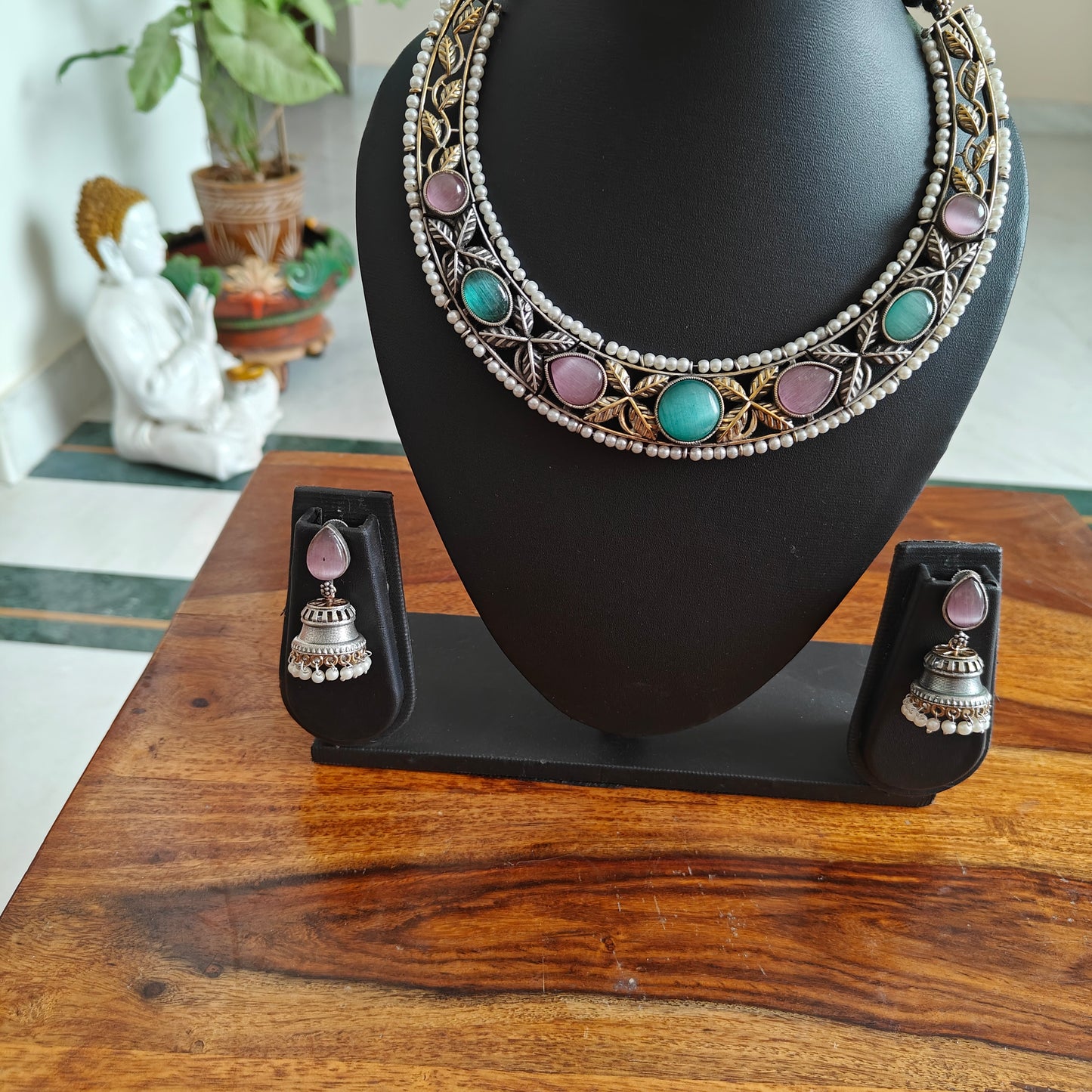 Dual tone set with stones and pearl edging