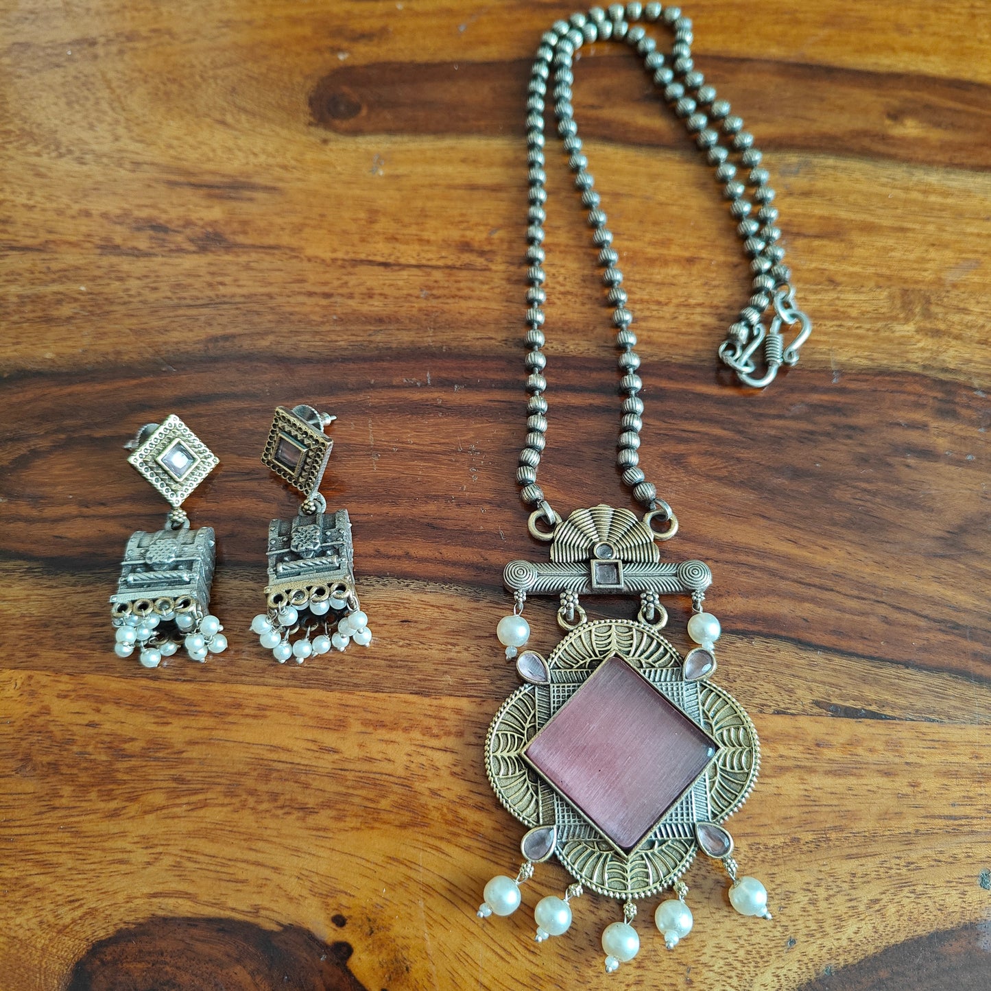 Dual tone set with stone in centre and box earrings