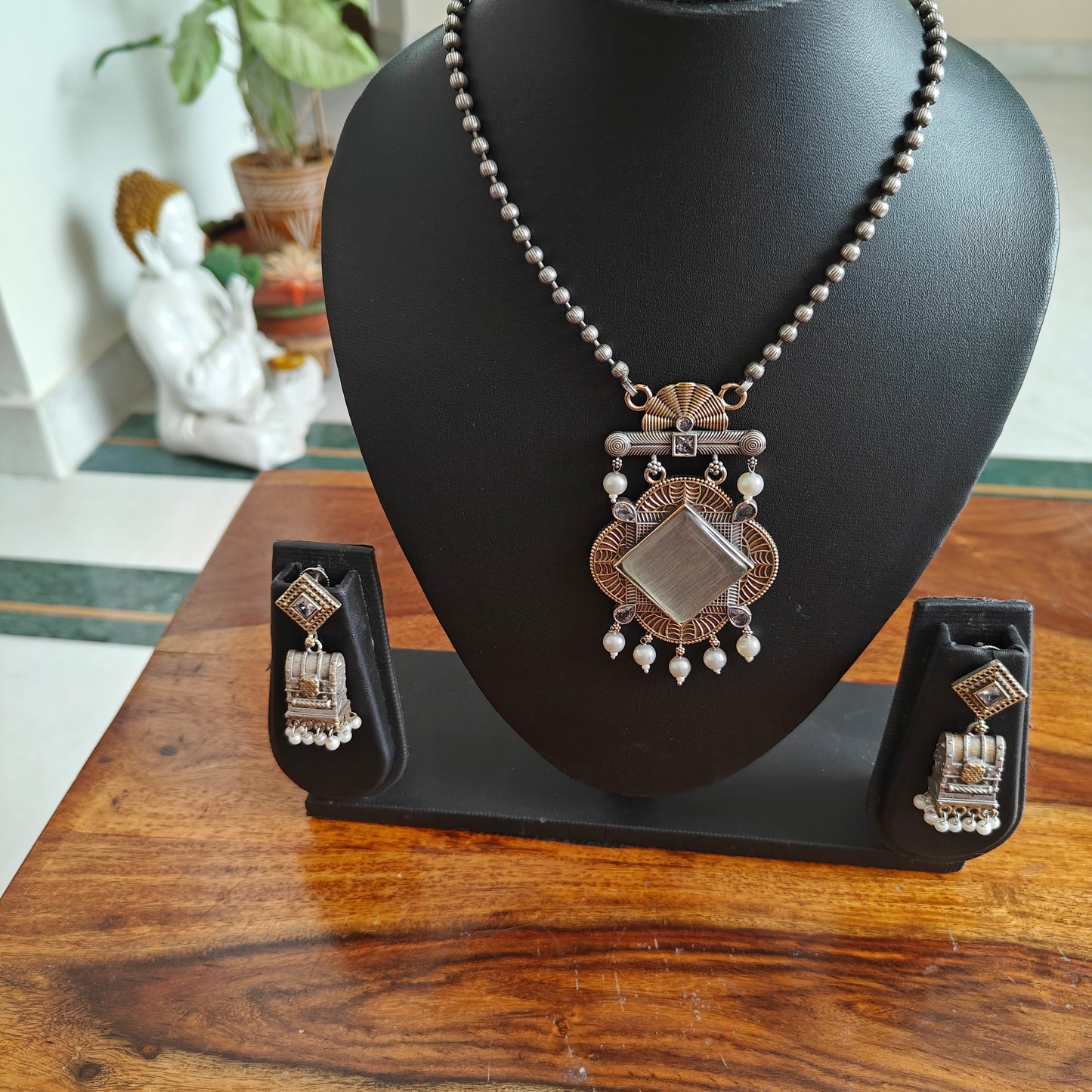 Dual tone set with stone in centre and box earrings