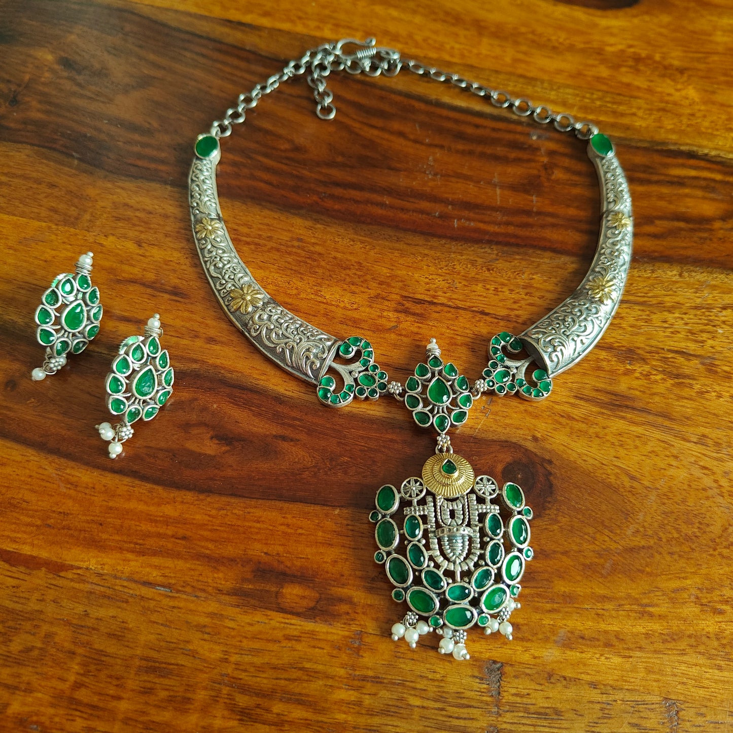Dual tone set with Stones in centre piece and hasli on side