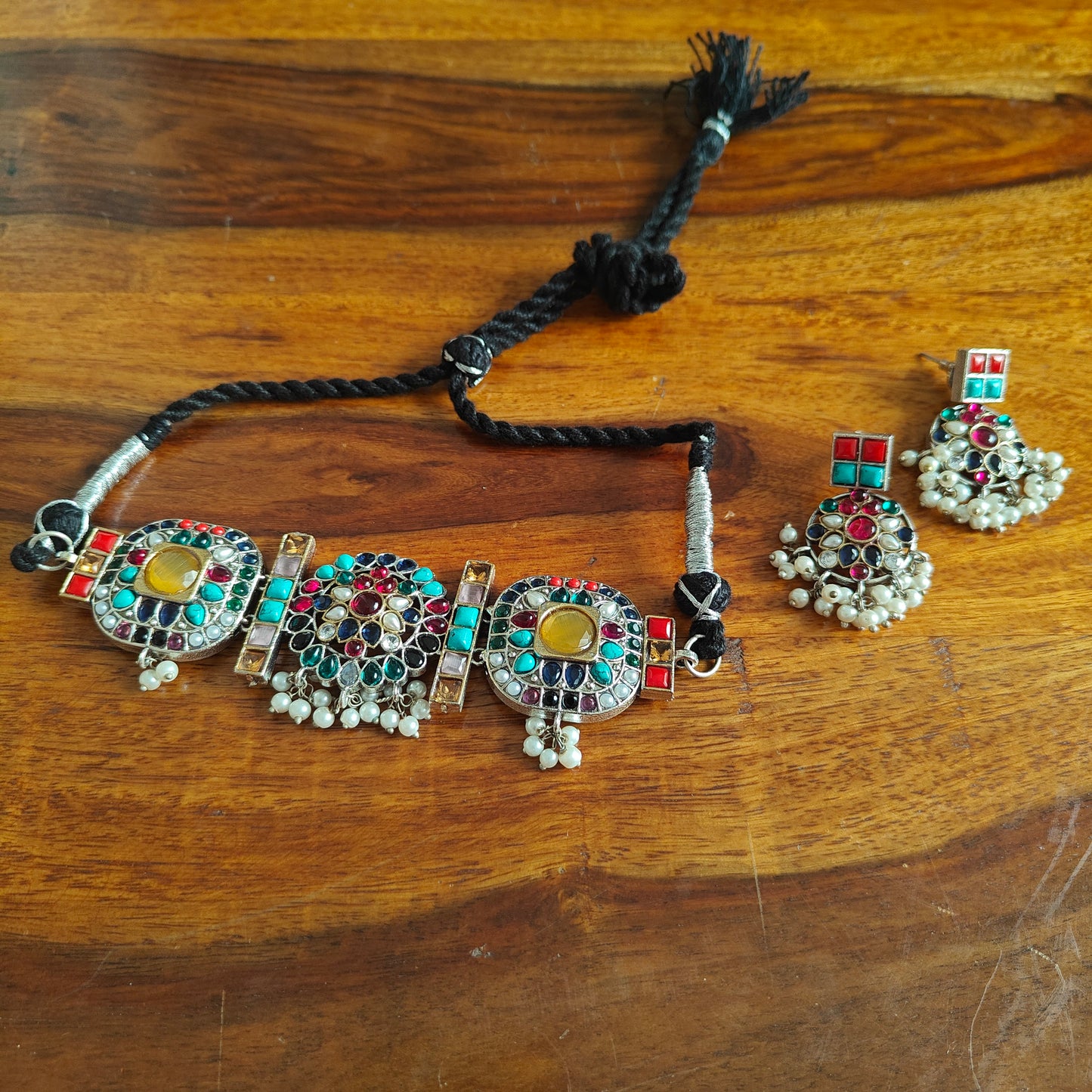 Double tone choker set with colored stones
