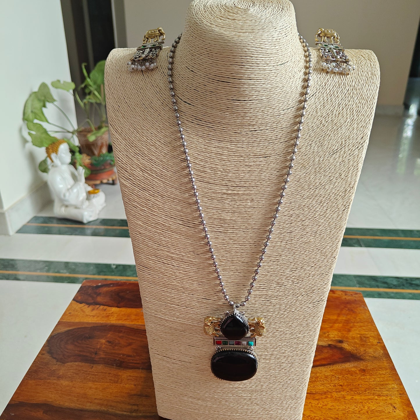 Dual tone elephants and stone set