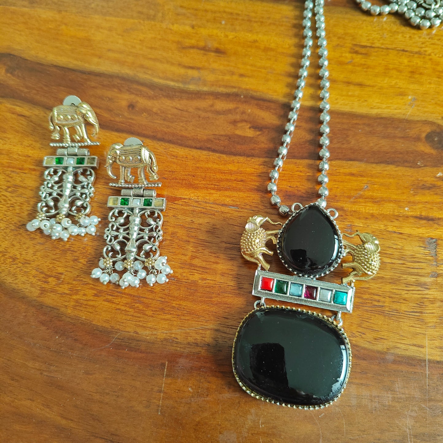 Dual tone elephants and stone set