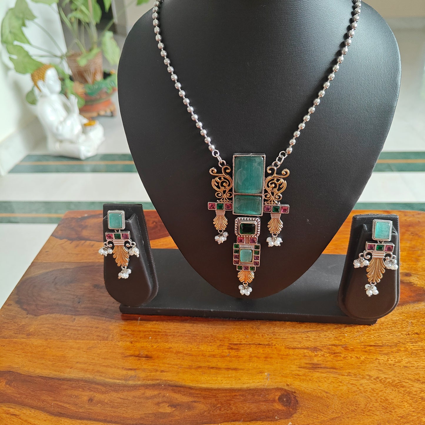 Dual tone long stone pendant set with work