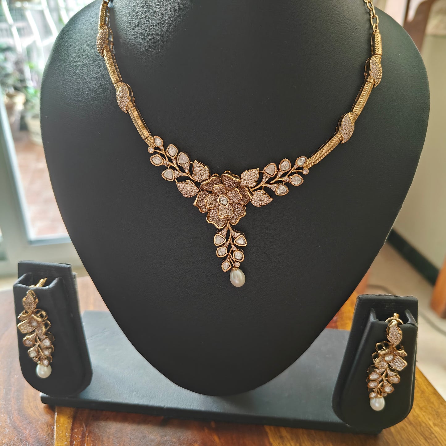 Kali set with flower and leaf centre with kundan