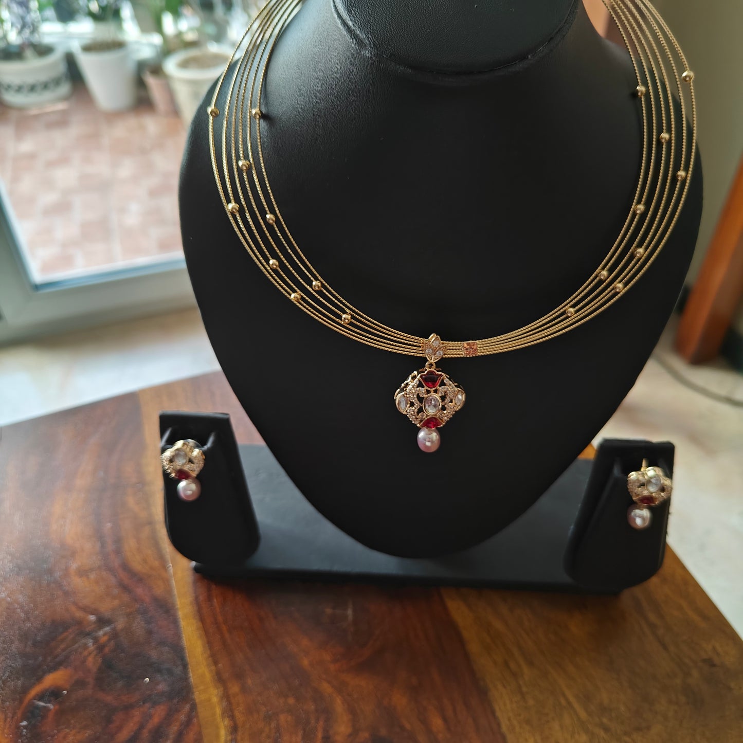 Ipsita set with wires and kundan pendent