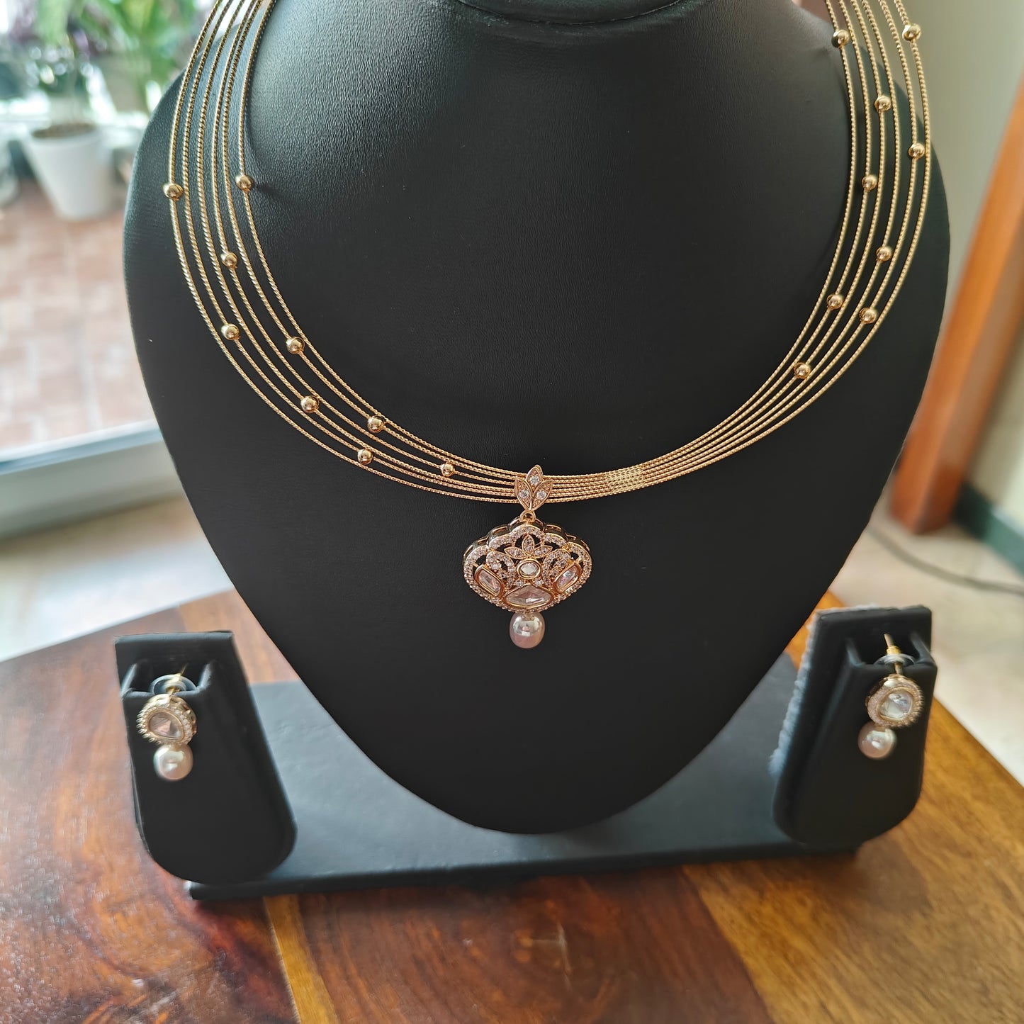 Ipsita set with wires and kundan pendent