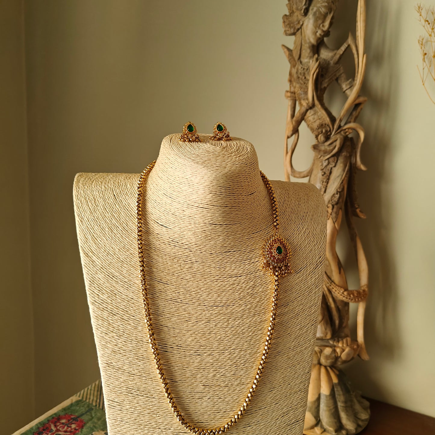 Nutan set with side stone piece