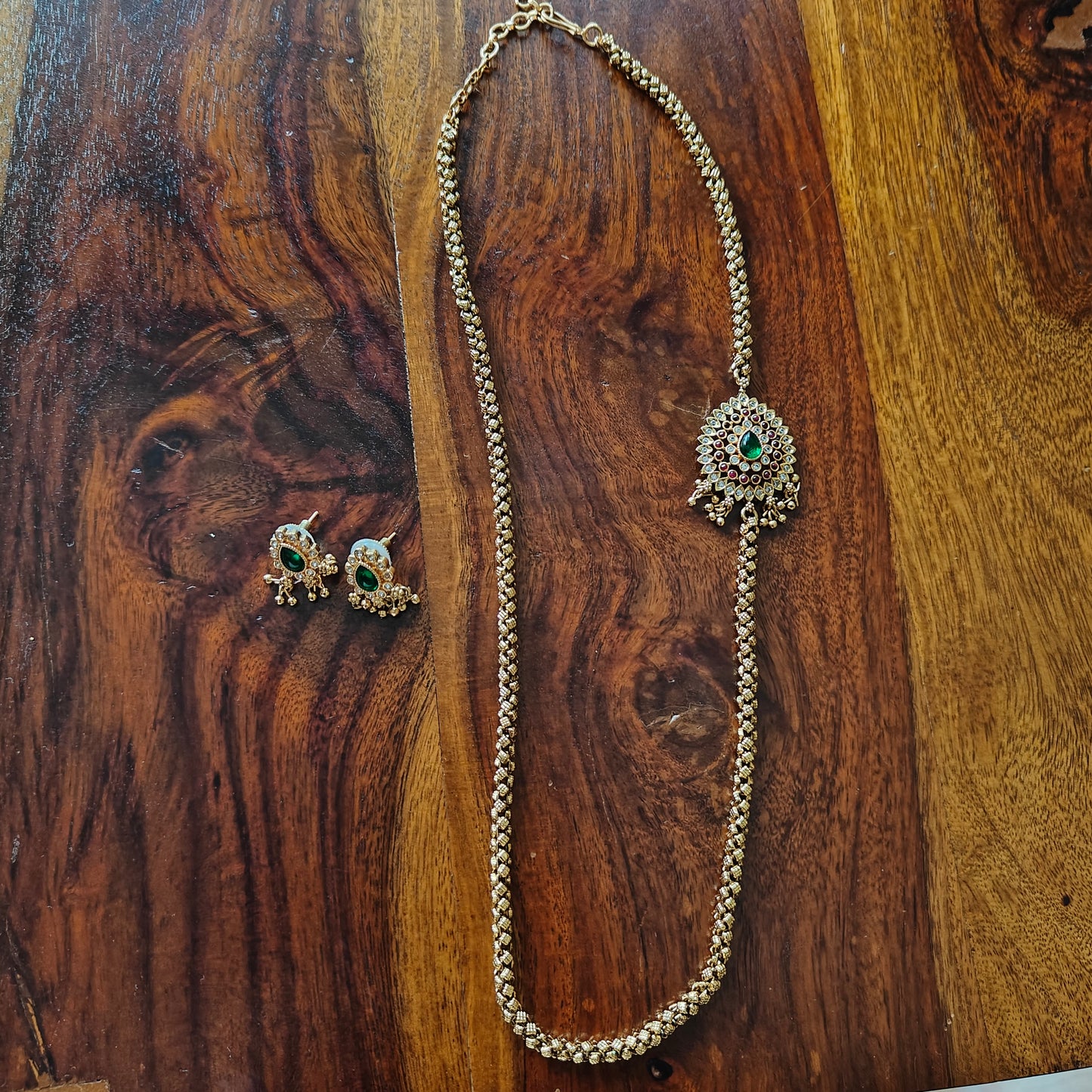 Nutan set with side stone piece