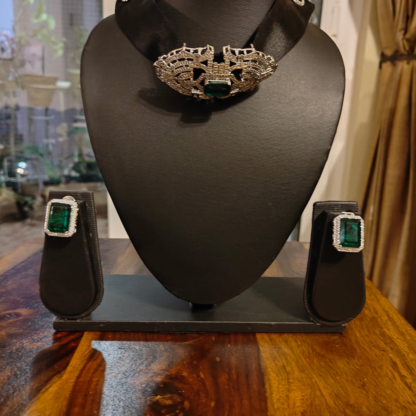 Ipsa set with an emerald stone studded centre piece