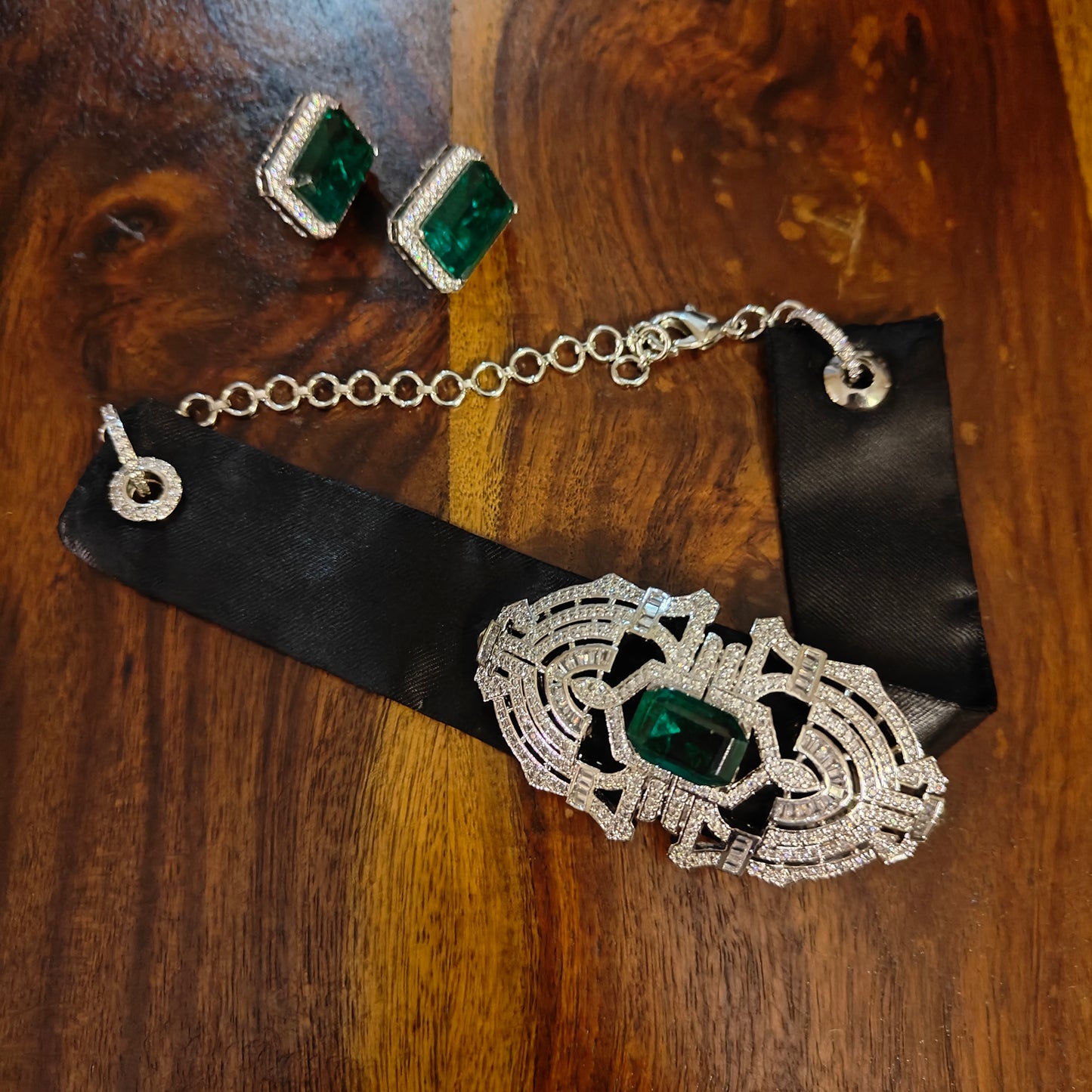 Ipsa set with an emerald stone studded centre piece
