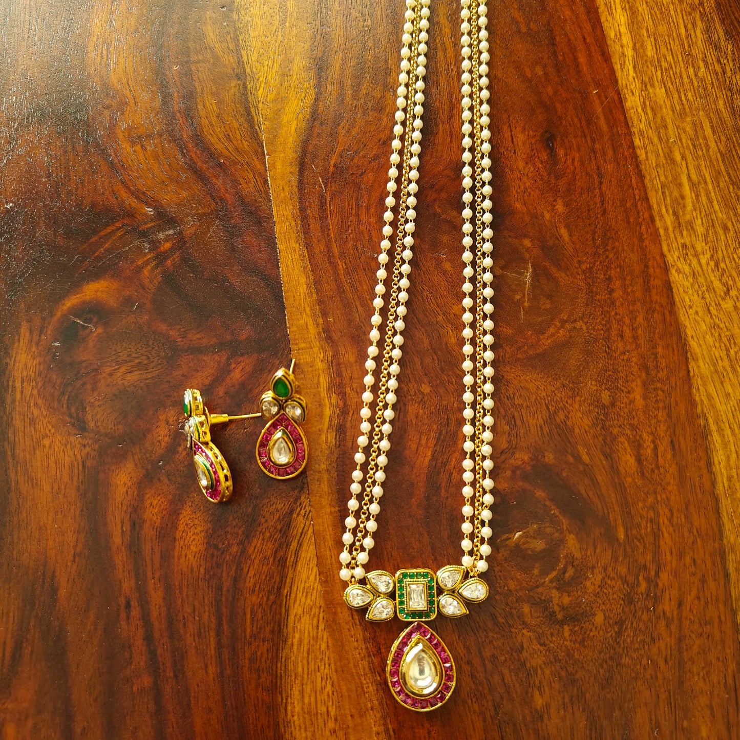 Pearl and gold chain holding kundan and tone pendant