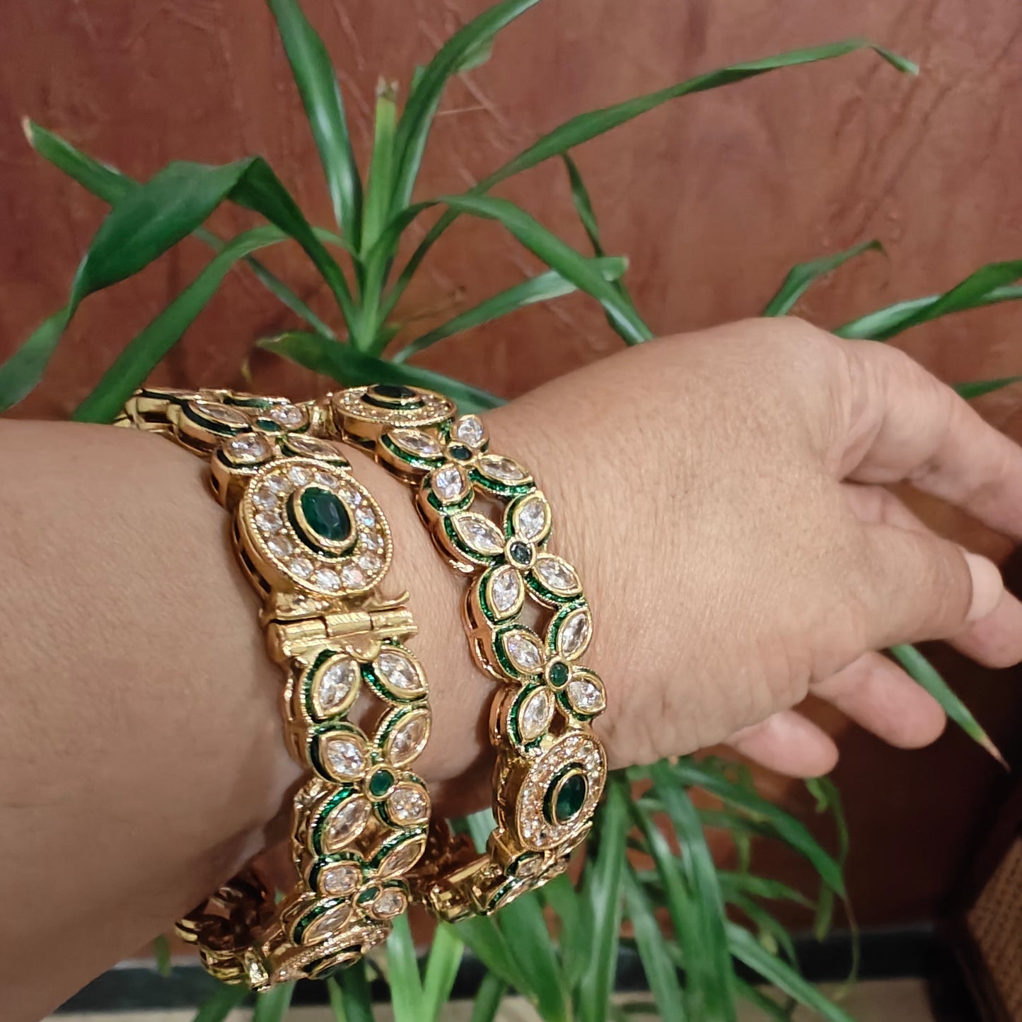 Kundan karas with emerald green stones(2pc)