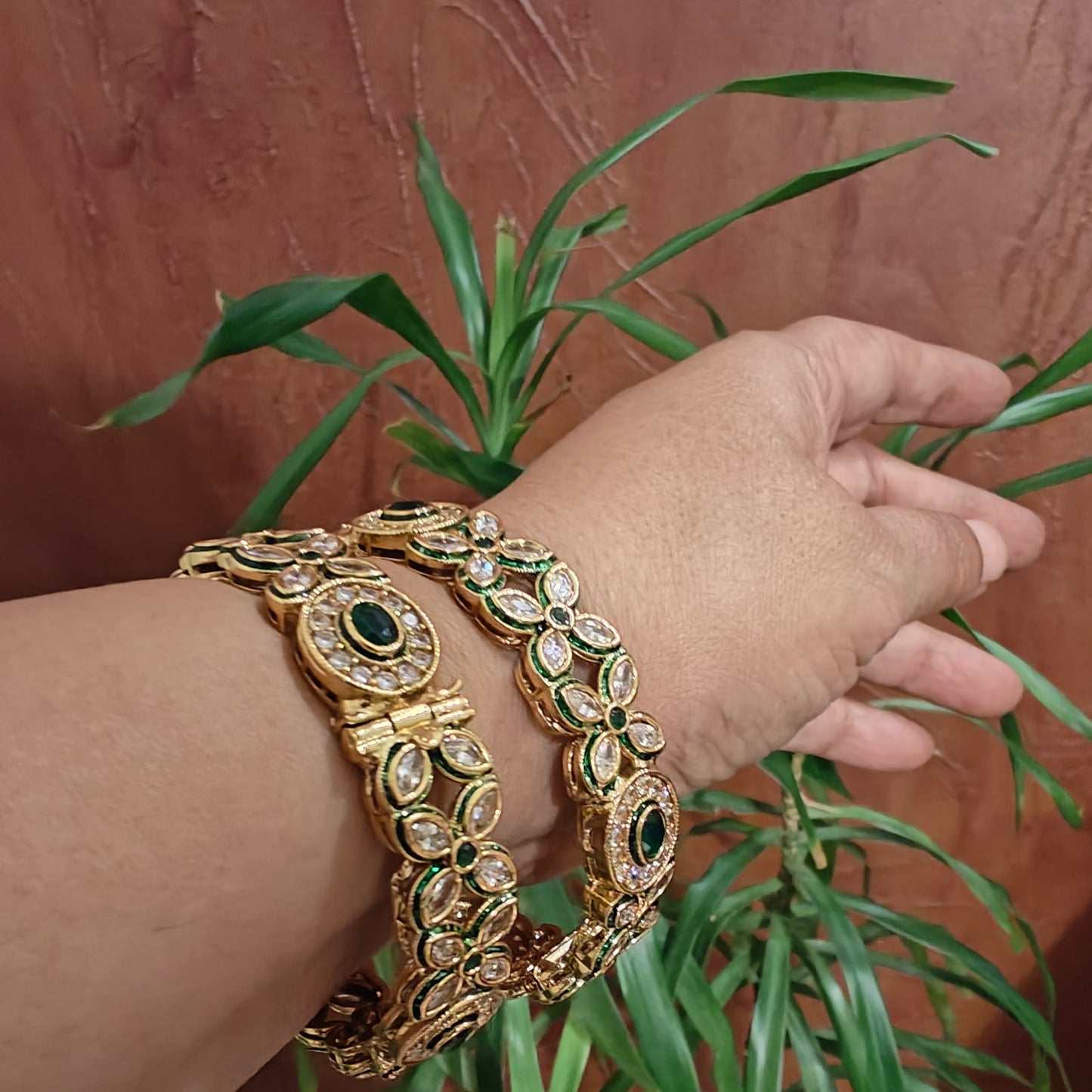 Kundan karas with emerald green stones(2pc)