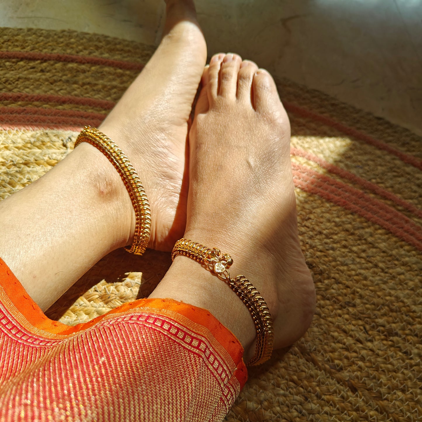 Golden payals(anklets) with elongated paisley design
